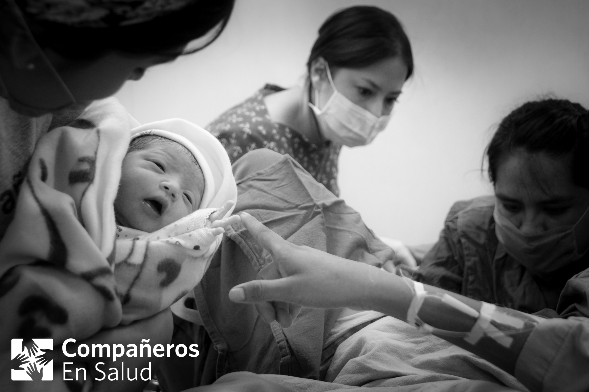  La ginecóloga Rose Molina supervisa a la pasante de enfermería y obstetricia Yessica García al término de un parto. La Dra. Andrea Reyes le muestra el bebé a su mamá, Marisa. 