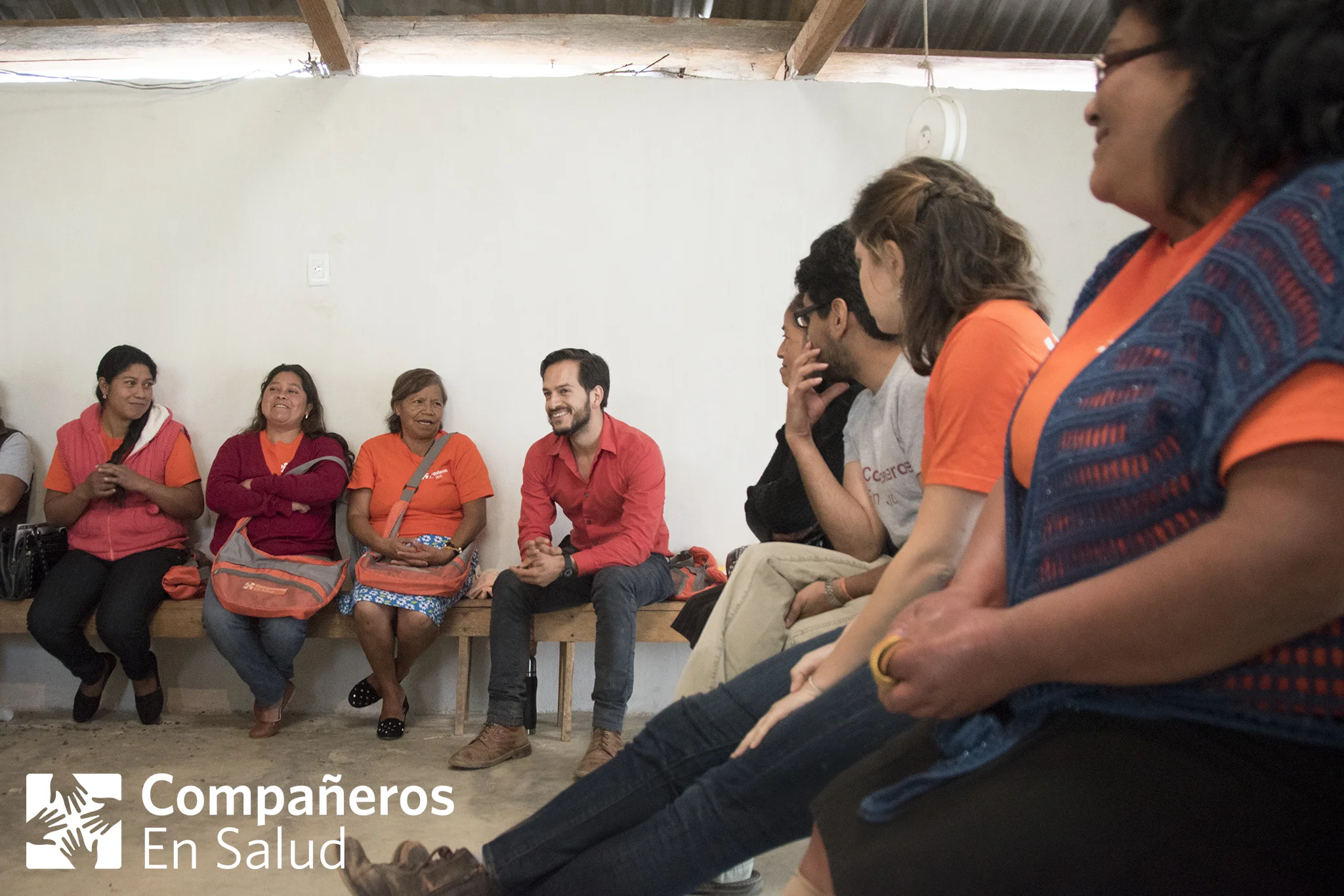 Las acompañantes Yadira Roblero (a la izquierda), Magdalena Gutiérrez, Catalina Rodríguez y el coordinador de programas comunitarios, el Dr. Rodrigo Bazúa, comparten sus experiencias con visitantes en la comunidad de Laguna del Cofre. Ahora conformando un equipo de más de 90 mujeres, las acompañantes son miembros de la comunidad que han sido capacitadas para realizar visitas domiciliarias para educar y apoyar a personas viviendo con enfermedades crónicas, niños con desnutrición y mujeres embarazadas.
