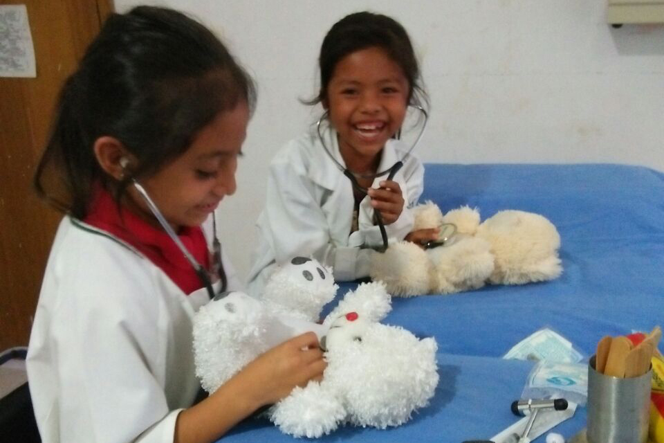  La Dra. Fabiola Alemán Zamorano organizó un evento especial en la clínica en la comunidad de Matazano, ofreciendo supervisión clínica para pequeños aspirantes a médicos que atendieron a sus ositos. Se diseñó el evento para que los niños no tengan mi