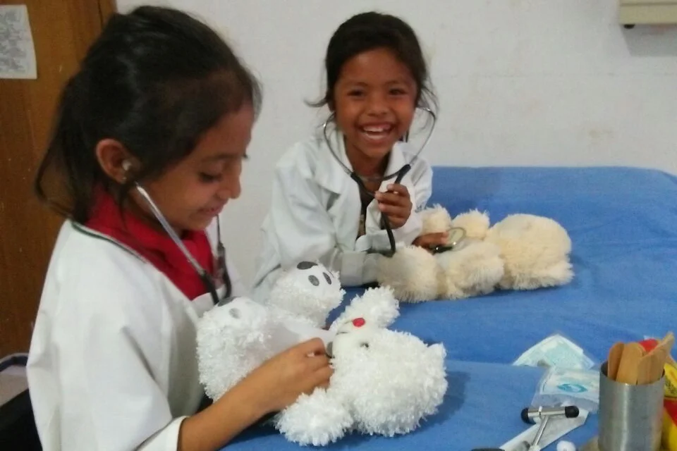 La Dra. Fabiola Alemán Zamorano organizó un evento especial en la clínica en la comunidad de Matazano, ofreciendo supervisión clínica para pequeños aspirantes a médicos que atendieron a sus ositos. Se diseñó el evento para que los niños no tengan miedo de ir al médico.