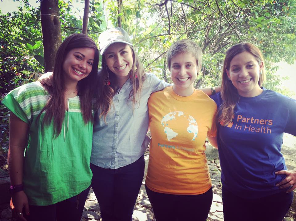  Recientemente, CES tuvo el placer de recibir a dos extraordinarias voluntarias del programa  Talent for Good  de Johnson &amp; Johnson. Durante un mes, Magda Mosquera Sandoval y Sammy Lifson (al lado de la Dra. Valeria Macías a la izquierda y de la 