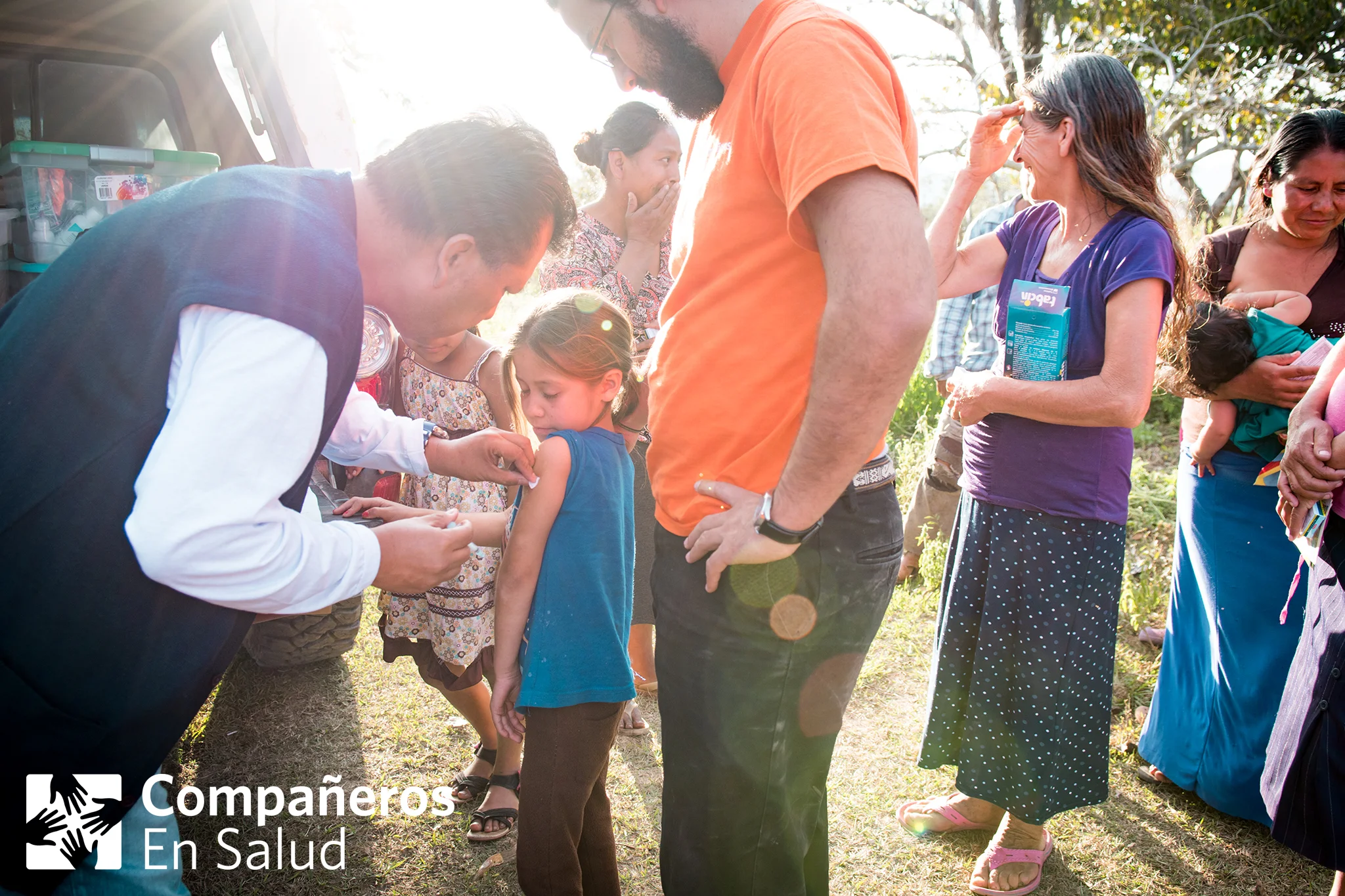 Día tras día, las enfermeras y enfermeros de nuestras clínicas son nuestras principales aliadas en este trabajo. Don Andrés (a la izquierda), el enfermero de la comunidad de Reforma desde hace más de 15 años, nos acompañó en una brigada en la comunidad de El Pashtal. Durante el viaje, que toma más de una hora en camioneta, nos contó historias de cómo hacía este mismo viaje años atrás en mula para llevar atención médica a la comunidad.