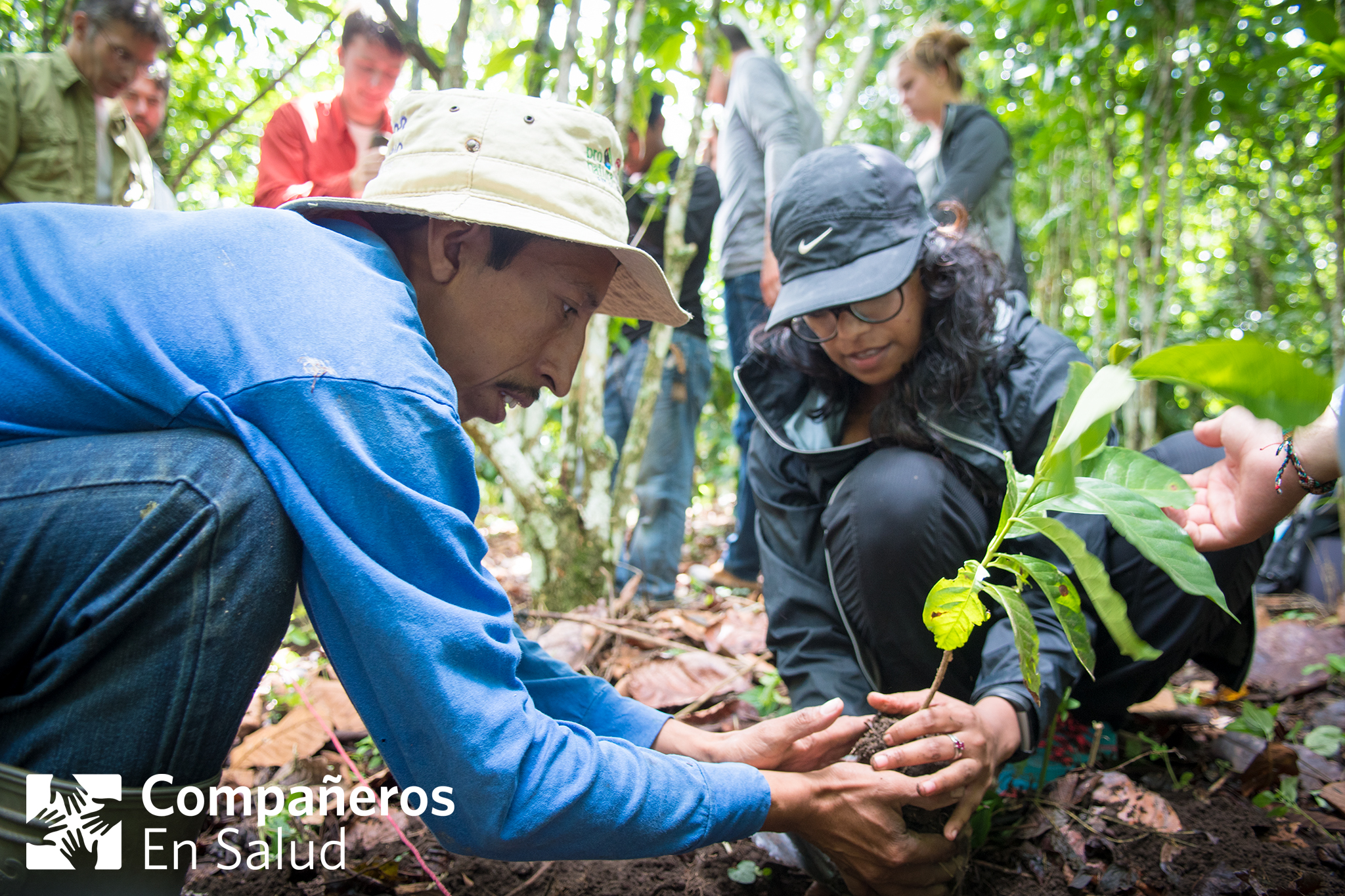  Rudy González Pérez le enseña a la doctora visitante Priya Kundu cómo plantar café, que es el principal producto agrícola de la región Sierra de Chiapas donde CES trabaja.   