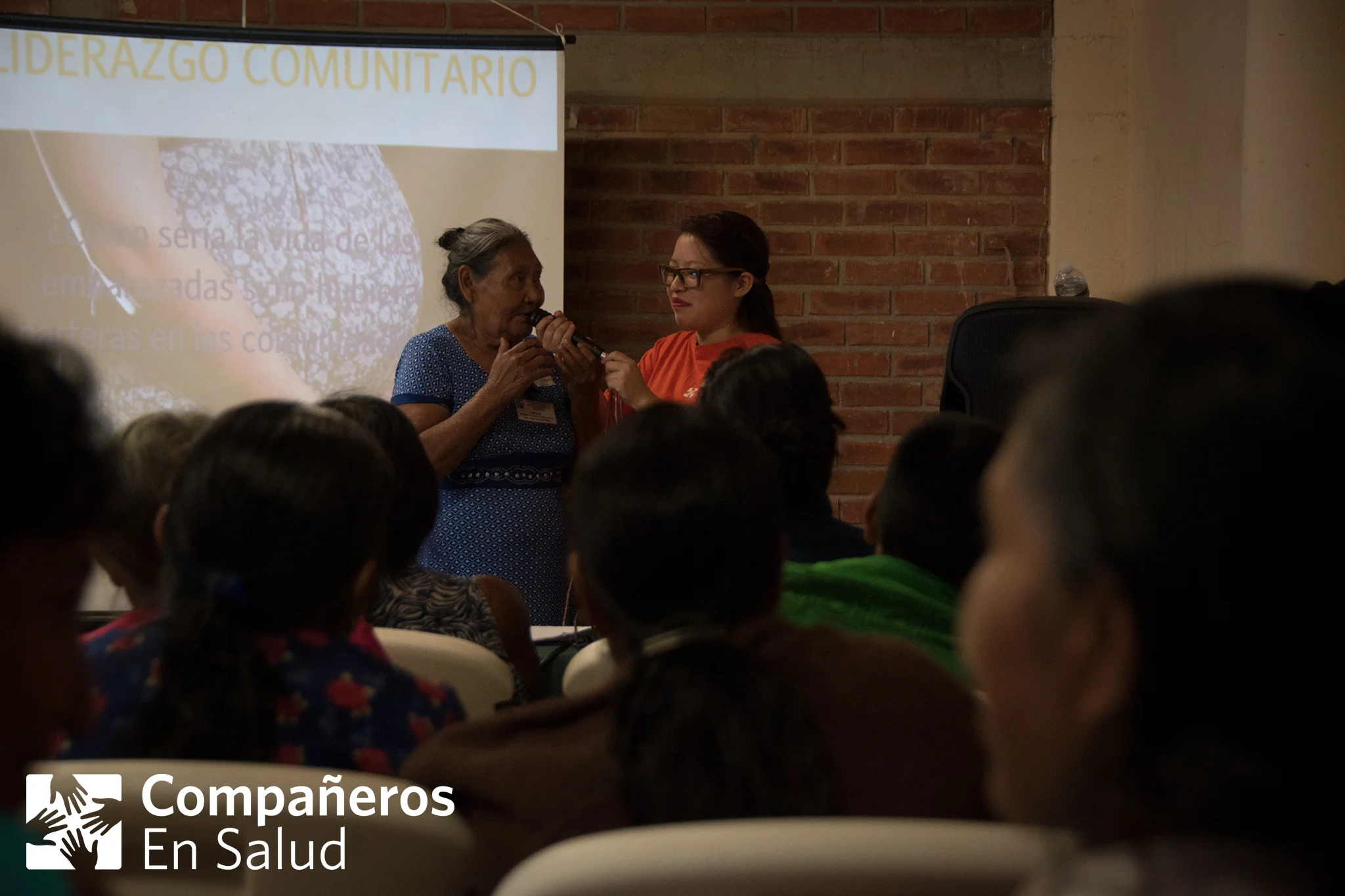 Este año, CES organizó una serie de eventos para crear intercambio de conocimientos entre parteras tradicionales de la región, el personal del hospital comunitario y nuestro equipo de salud materna. Durante el primer evento, más de 30 parteras de 20 comunidades se nos unieron en esta colaboración para el beneficio de todas las mujeres a que servimos. (De izquierda: la partera Margarita habla al grupo con la ayuda de la pasante de enfermería y obstetricia Estefanía Monterrosas Jiménez)