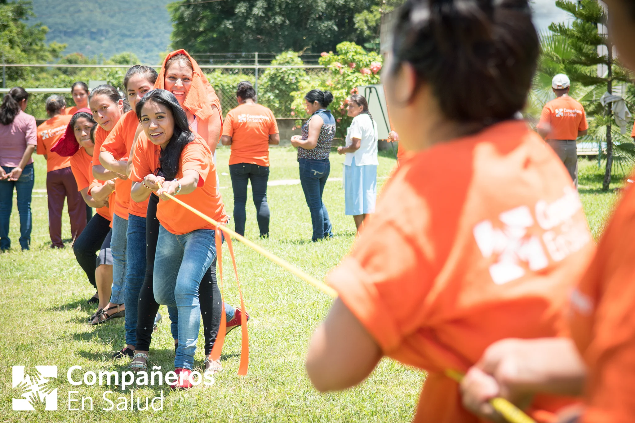 Nuestras acompañantes participan en un juego de la soga durante la celebración de acompañantes.