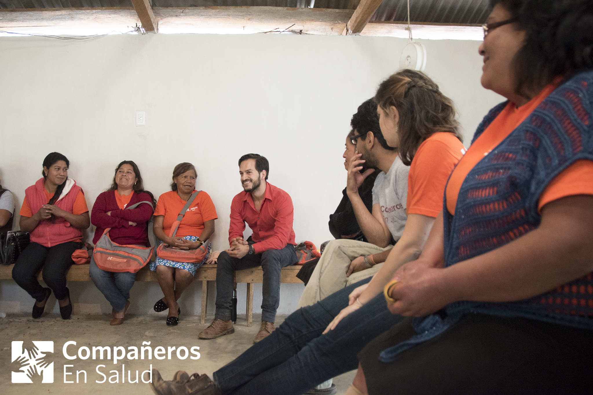  Las acompañantes Yadira Roblero (a la izquierda),&nbsp;Magdalena Gutiérrez,&nbsp;Catalina Rodríguez y el coordinador de programas comunitarios, el Dr. Rodrigo Bazúa, comparten sus experiencias con visitantes en la comunidad de Laguna del Cofre. Ahor