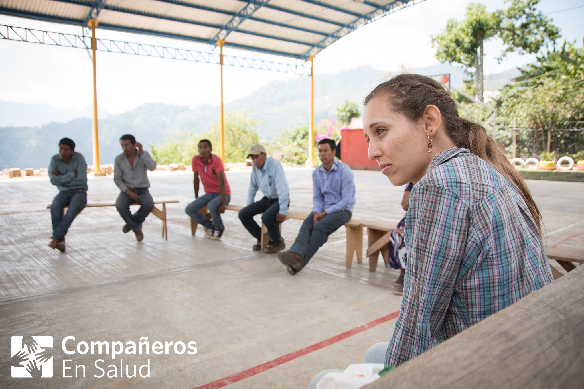  Después de caminar una hora desde la clínica de Capitán hacia la comunidad de Las Pilas, la Dra. Liliana Santos Ortega se encuentra con los ejidatarios para hablar sobre la formación y capacitación de un comité de emergencias obstétricas. En 2017, C