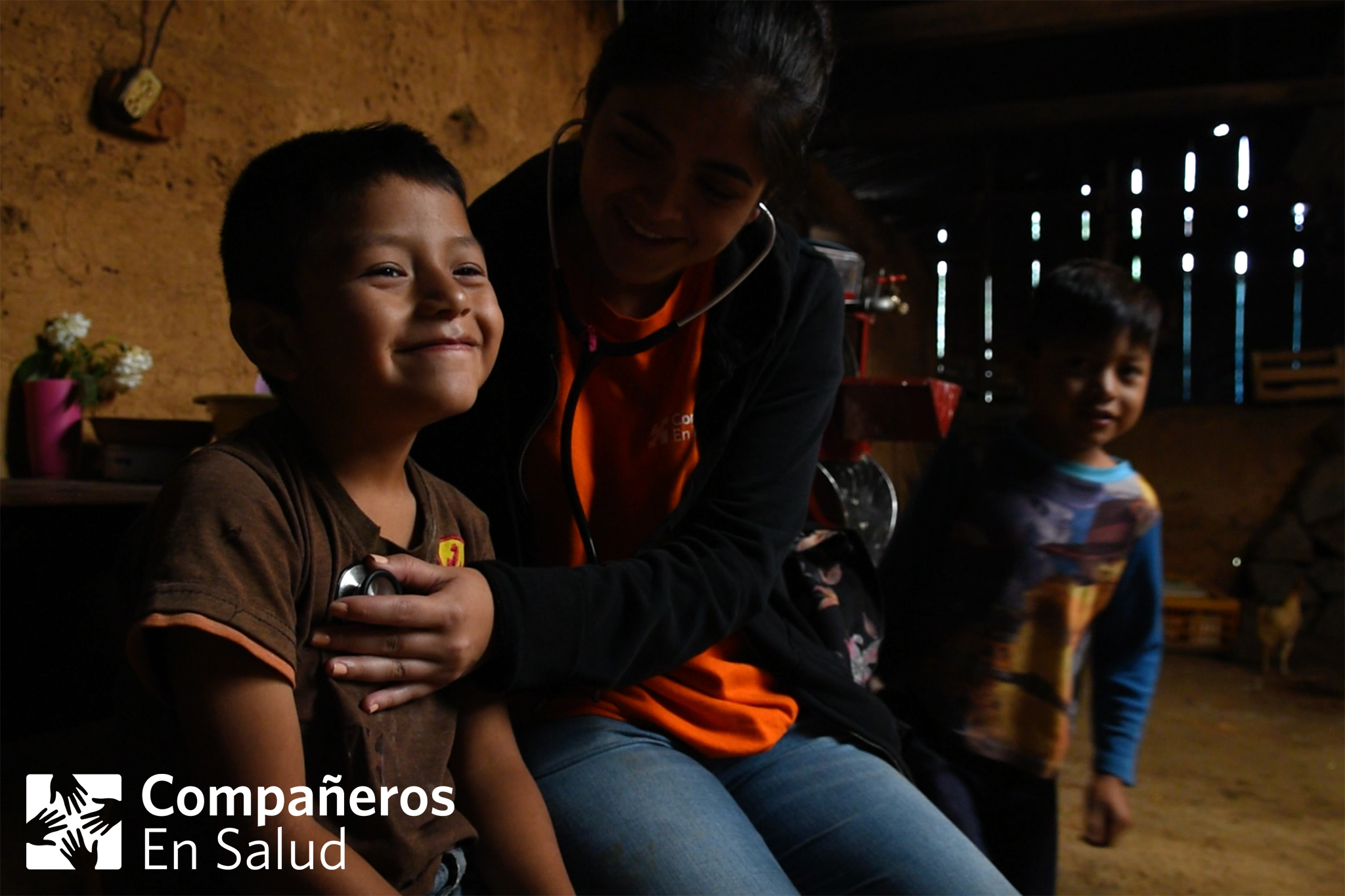  La Dra. Lorena Ponce de León atiende a Julio en su casa en la comunidad de Monterrey, antes de compartir un desayuno preparado por su mamá.   