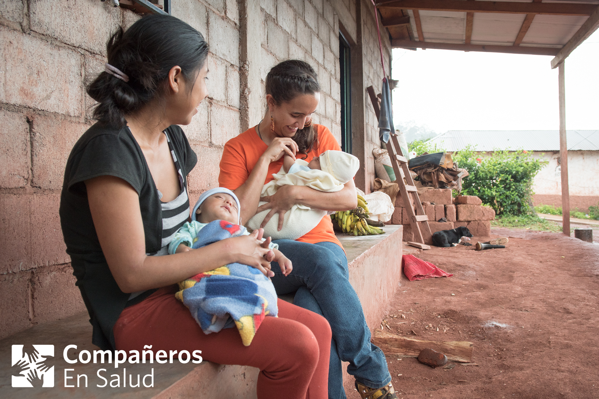  La Dra. Martha Arrieta con Alejandra y sus niños gemelos en su casa en la comunidad de La Soledad. Tanto Alejandra como sus gemelos presentaron complicaciones debido al parto que ocurrió dos meses antes de la fecha esperada. El equipo de salud mater