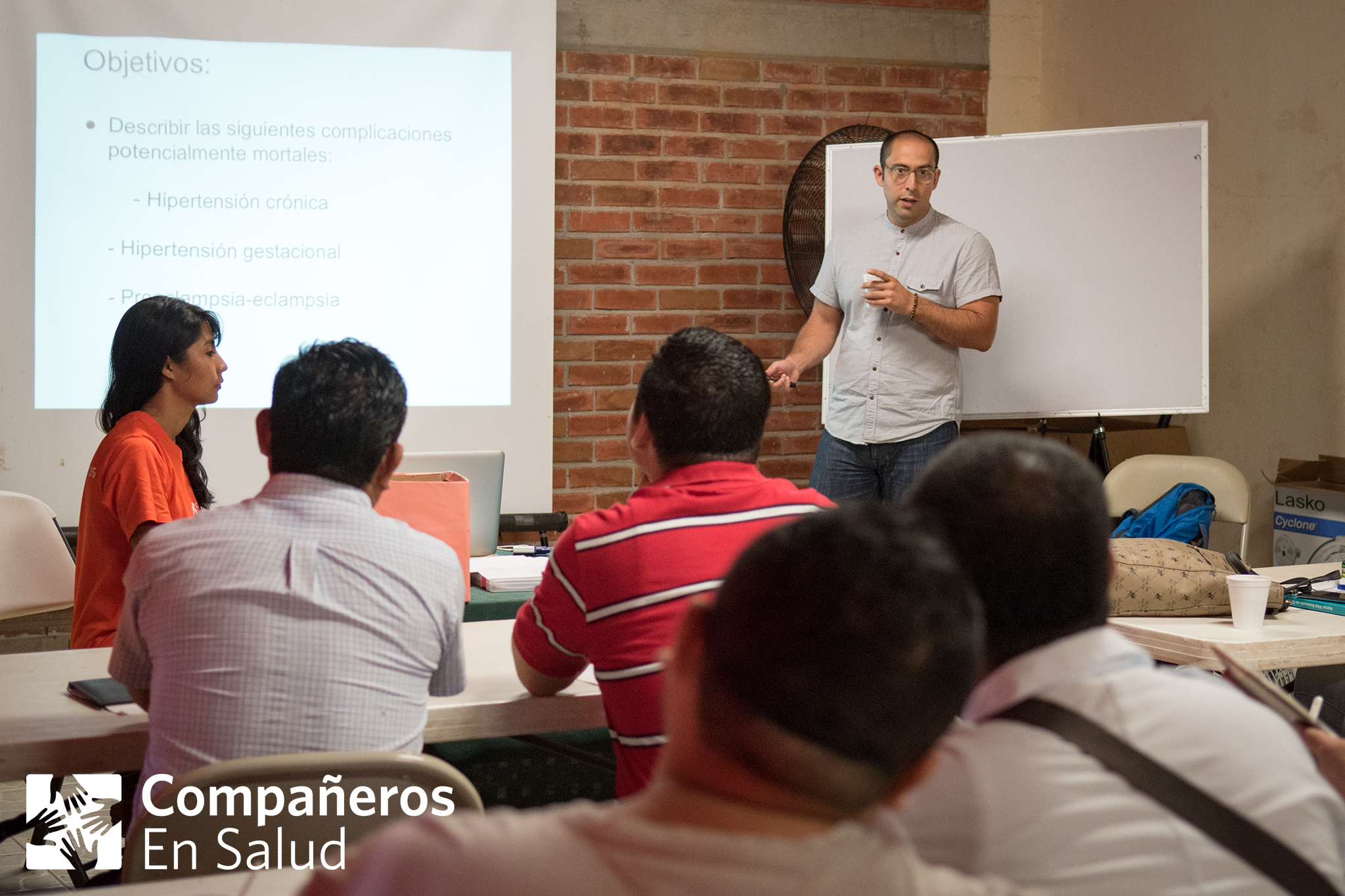  El Dr. Miguel Gómez, junto con otros médicos de la iniciativa HEAL y nuestro equipo de salud materna, ofrecieron una capacitación en emergencias obstétricas a la que asistieron médicos del hospital comunitario de Jaltenango de la Paz, con quienes tr