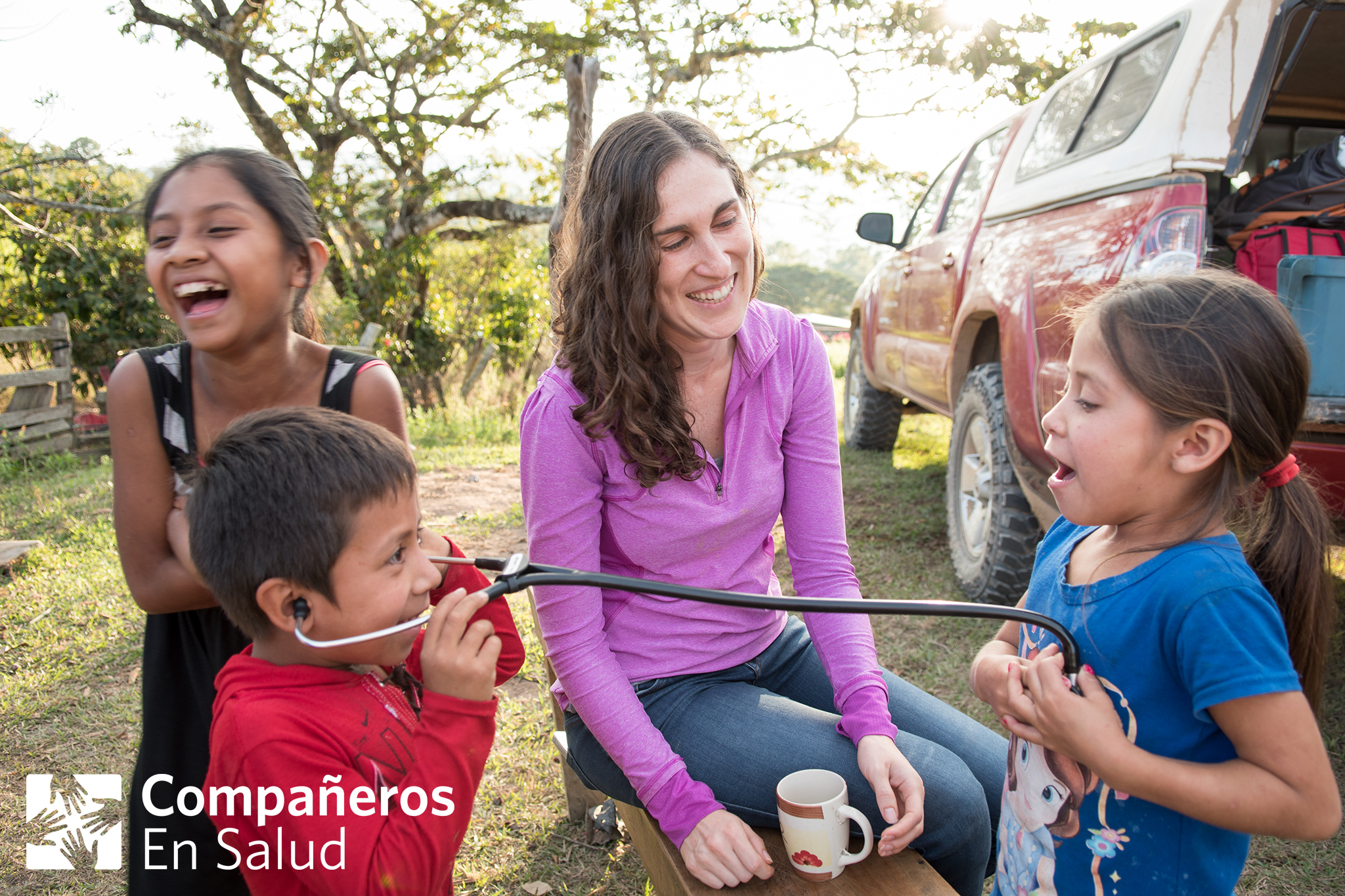  La Dra. Alexa Lindley durante su última visita en comunidad antes de despedirse de nosotros. Alexa es una de varios médicos que han pasado seis meses al año por dos años con nosotros a través de la iniciativa HEAL.  Nuestro trabajo–como nuestro nomb