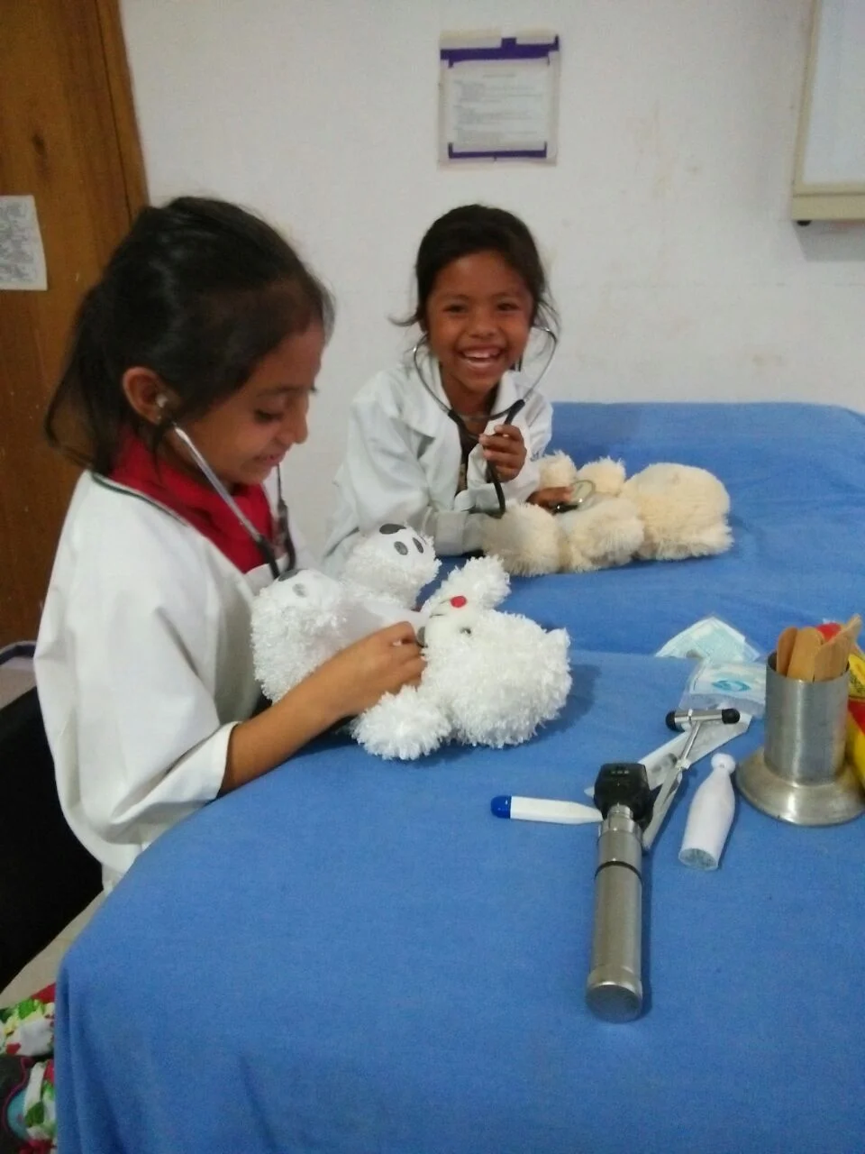 La Dra. Fabiola Alemán Zamorano organizó un evento especial en la clínica en la comunidad de Matazano, ofreciendo supervisión clínica para pequeños aspirantes a médicos que atendieron a sus ositos. Se diseñó el evento para que los niños no tengan miedo de ir al médico.