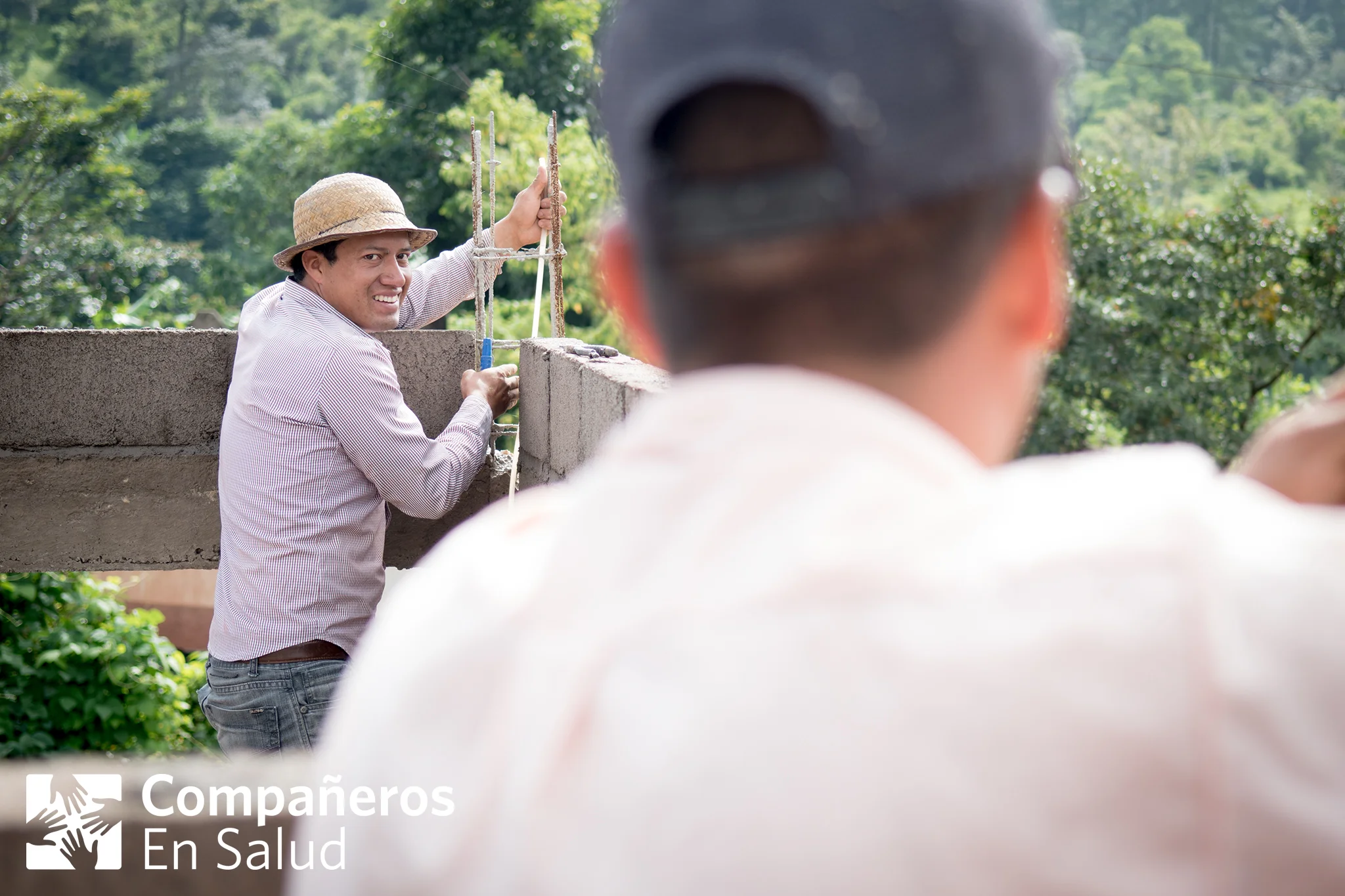 Timoteo ha podido regresar a trabajar en la construcción con su padre y hermano en la comunidad de La Soledad, después de recibir tratamiento para su amaurosis fugaz.