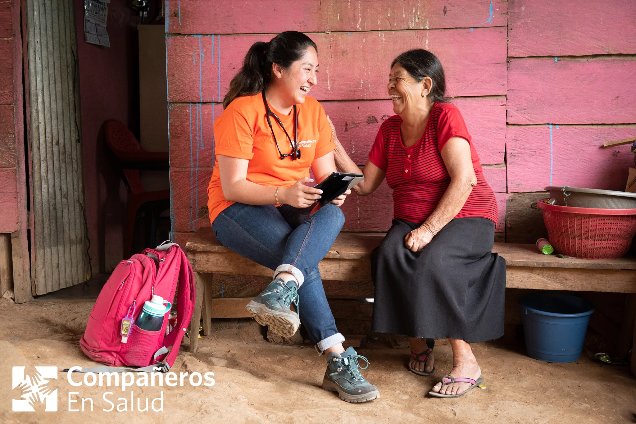 Los estudiantes de medicina que participan reciben capacitación para aplicar la encuesta de la mejor manera (por ejemplo, tomar los signos vitales, utilizar los algoritmos, etc.), así como para que tomen consciencia de la humanidad de cada persona. Foto: Doña Lydia recibe Montserrat Trejo Vázquez, estudiante de medicina, en su casa para una encuesta.