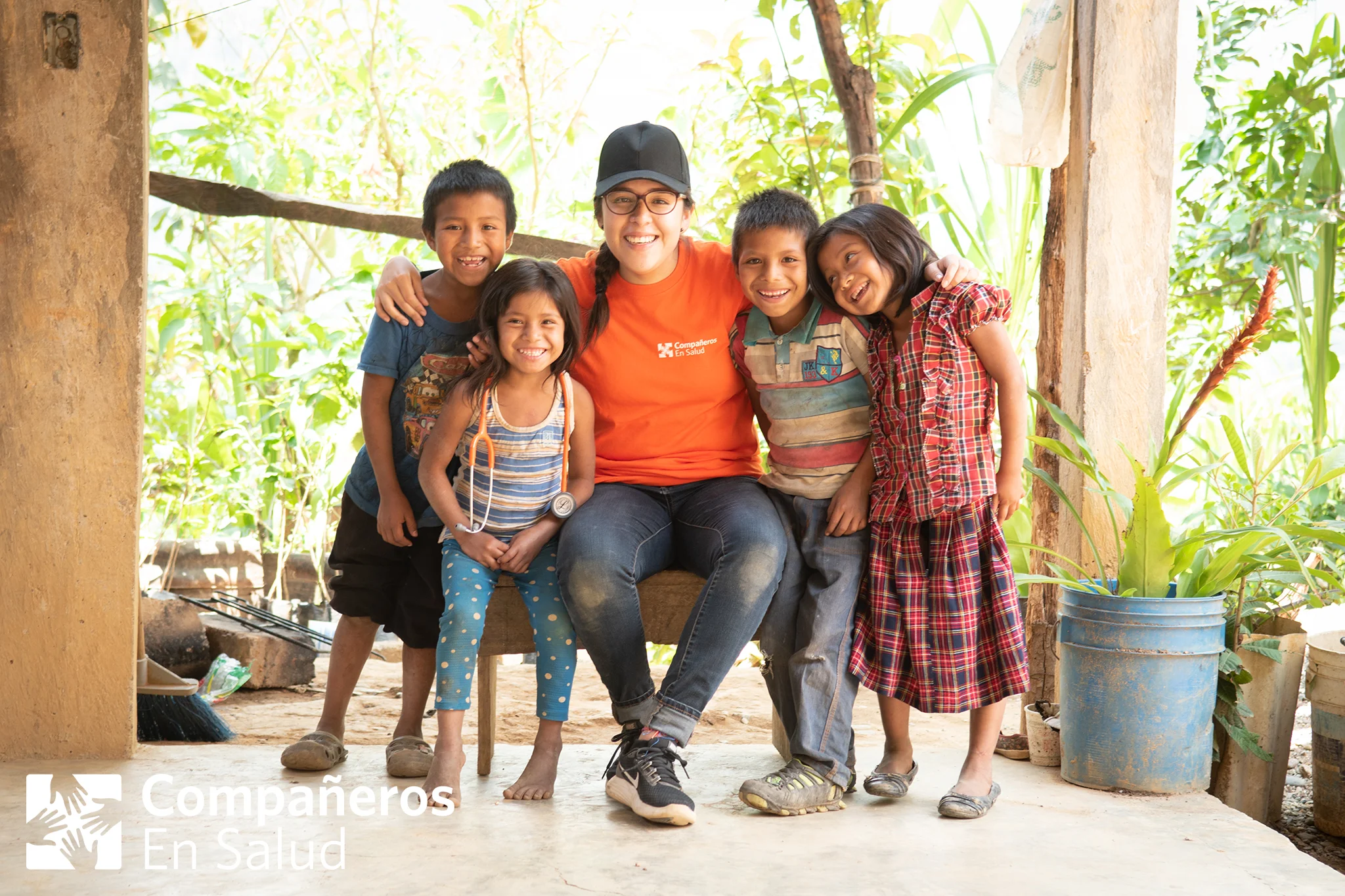 Durante esta experiencia de inmersión, los estudiantes de medicina se quedan en la comunidad, comen con familias, juegan con los niños y conocen la vida de las personas a quienes atienden. Primos Bulmaro (izquierda), Marely, Blaimer y Dayana con Stephany Picazo Gutiérrez, estudiante de medicina, durante las encuestas en la comunidad Plan de Ayala.