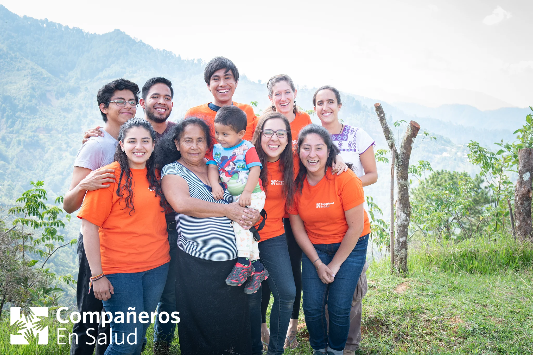 Al fondo, de la izquierda: el Dr. José Luis Graciliano (médico de la clínica en Letrero), el Dr. Argel Martínez (supervisor clínico), Rodrigo Delgado (estudiante de medicina), Liberty Wickman (coordinadora de voluntarios y la búsqueda activa) y la Dra. Martha Arrieta (supervisora clínica) Al frente, de la izquierda: Cristina Alarcón Rebollar (estudiante de medicina), Doña Francisca "Paqui" Roblero (nuestra anfitriona quien nos recibió en su casa para la comida cada día), Eric (su nieto), Stephany Picazo Gutiérrez (estudiante de medicina) y Montserrat Trejo Vázquez (estudiante de medicina)