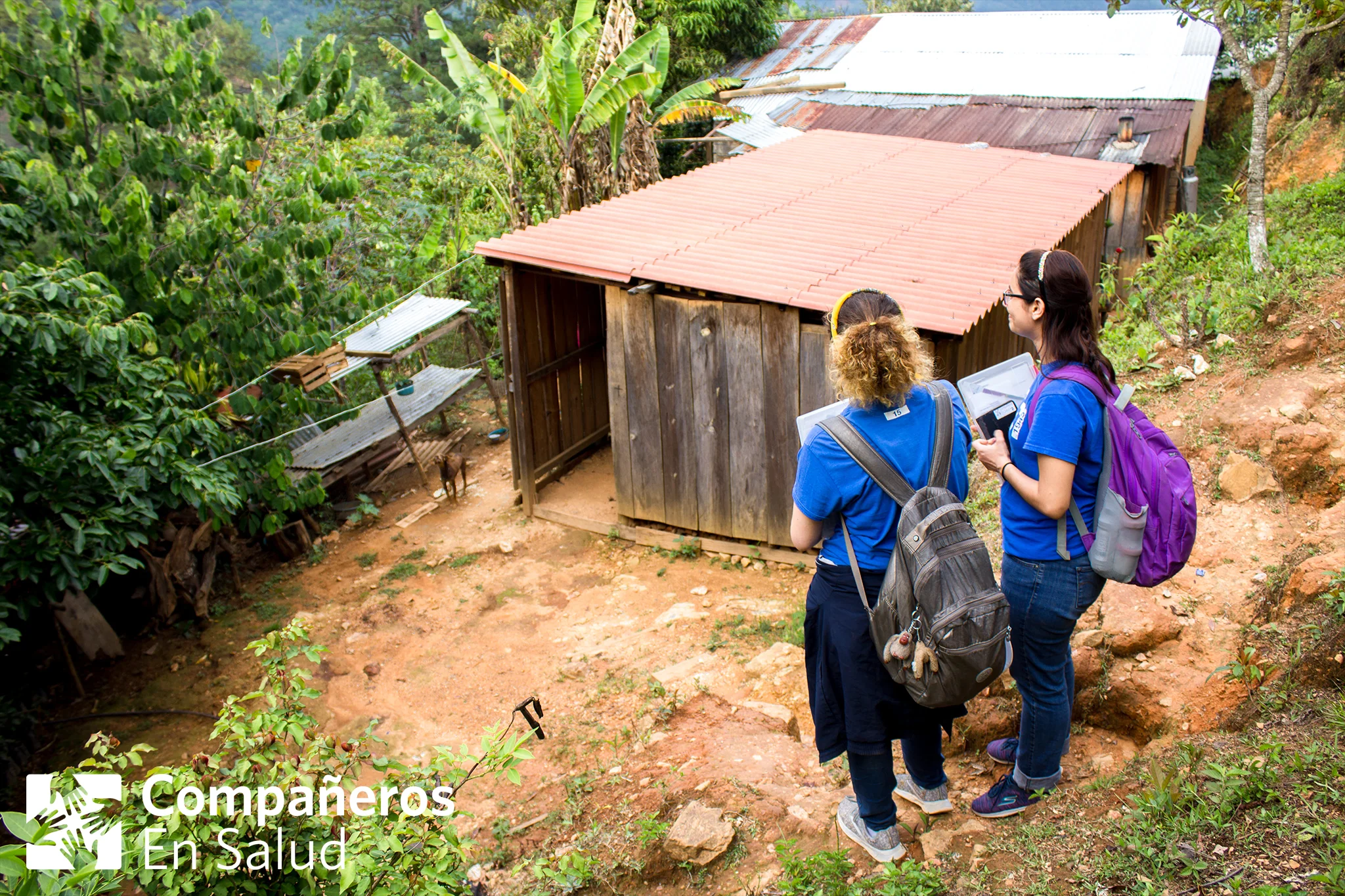Durante la búsqueda activa, dos equipos pasan varios días en las comunidades durante esta experiencia de inmersión, caminando de puerta en puerta para visitar a cada hogar. Foto: Regina Serrano y Elizabeth Corzo, estudiantes de medicina del programa AVES - Acciones y Vínculos en Salud del Tecnológico de Monterrey, en la comunidad Capitán Luis A. Vidal. Foto por Rodrigo Noguez Tamayo