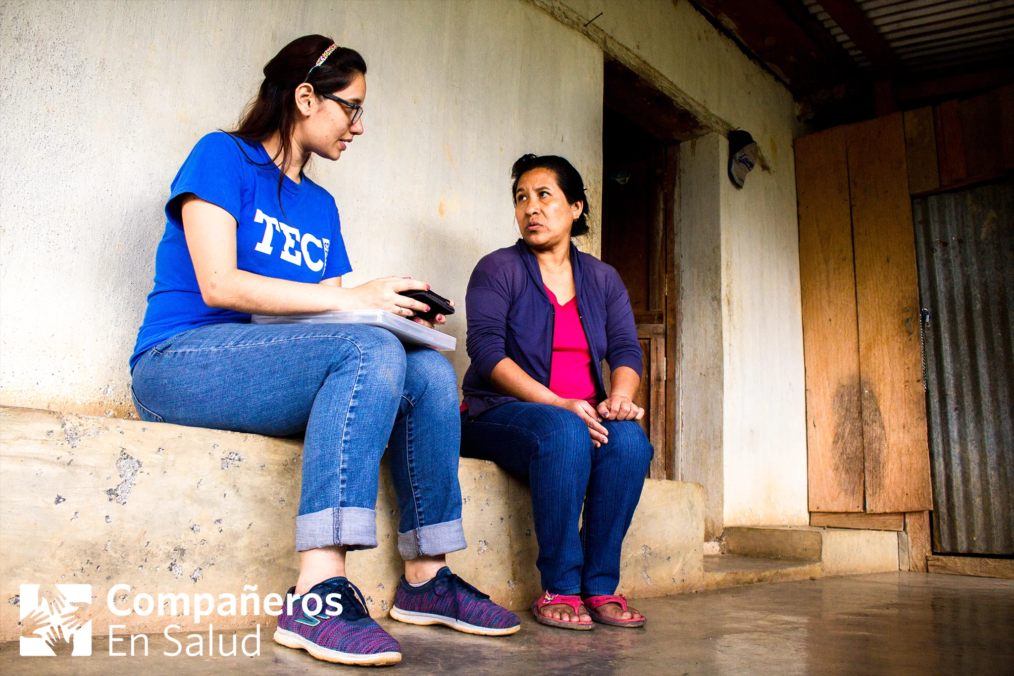 En cada casa, realizamos encuestas de salud a cada miembro de la familia. Foto: Doña Maricela (derecha) recibe a Elizabeth Corzo en su casa para una encuesta. Foto por Rodrigo Noguez Tamayo
