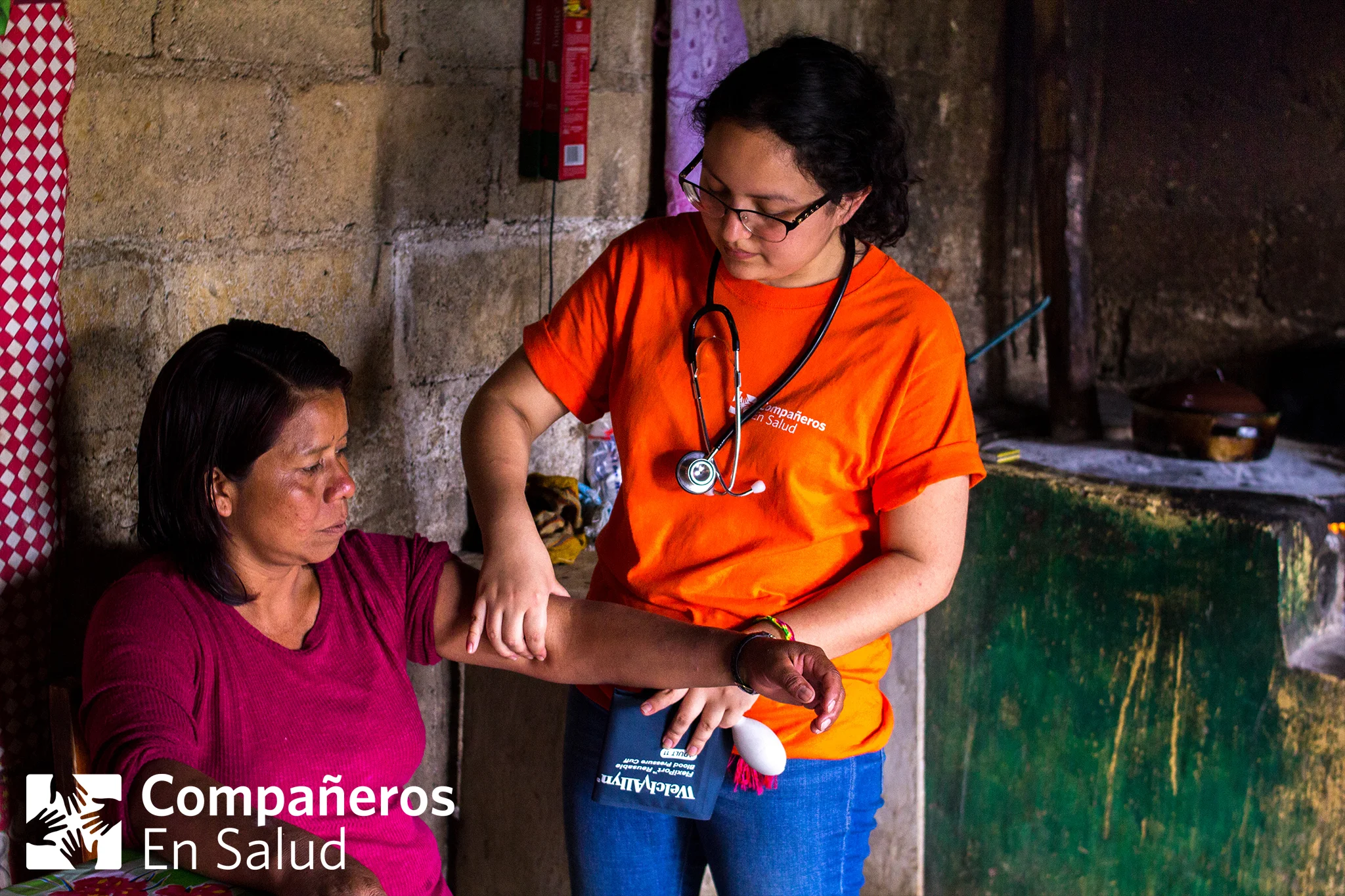 De acuerdo con los estándares de la OMS, hacemos preguntas, tomamos los signos vitales y hacemos pruebas para determinar el riesgo de cada persona para ciertas enfermedades. Foto: Doña Edilma (izquierda) durante su encuesta con Berenice Morales Montoya, estudiante de medicina. Foto por Rodrigo Noguez Tamayo