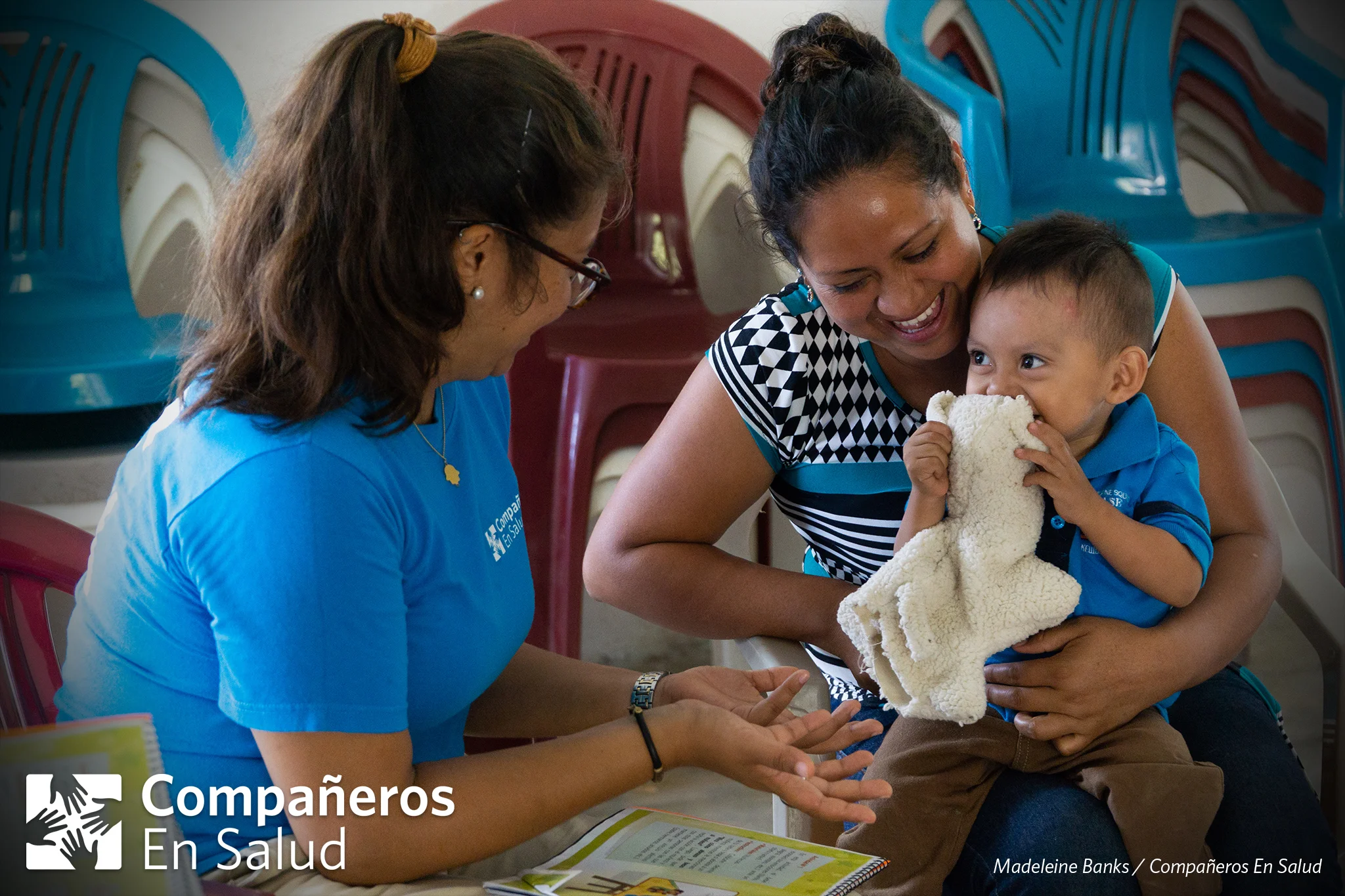 La Dra. Ariwame Reynoso (izquierda), coordinadora del programa de acompañantes en Compañeros En Salud, lidera una actividad con Jubencia Barrios Vázquez (derecha) y su hijo Andrei, en la comunidad de Salvador Urbina.