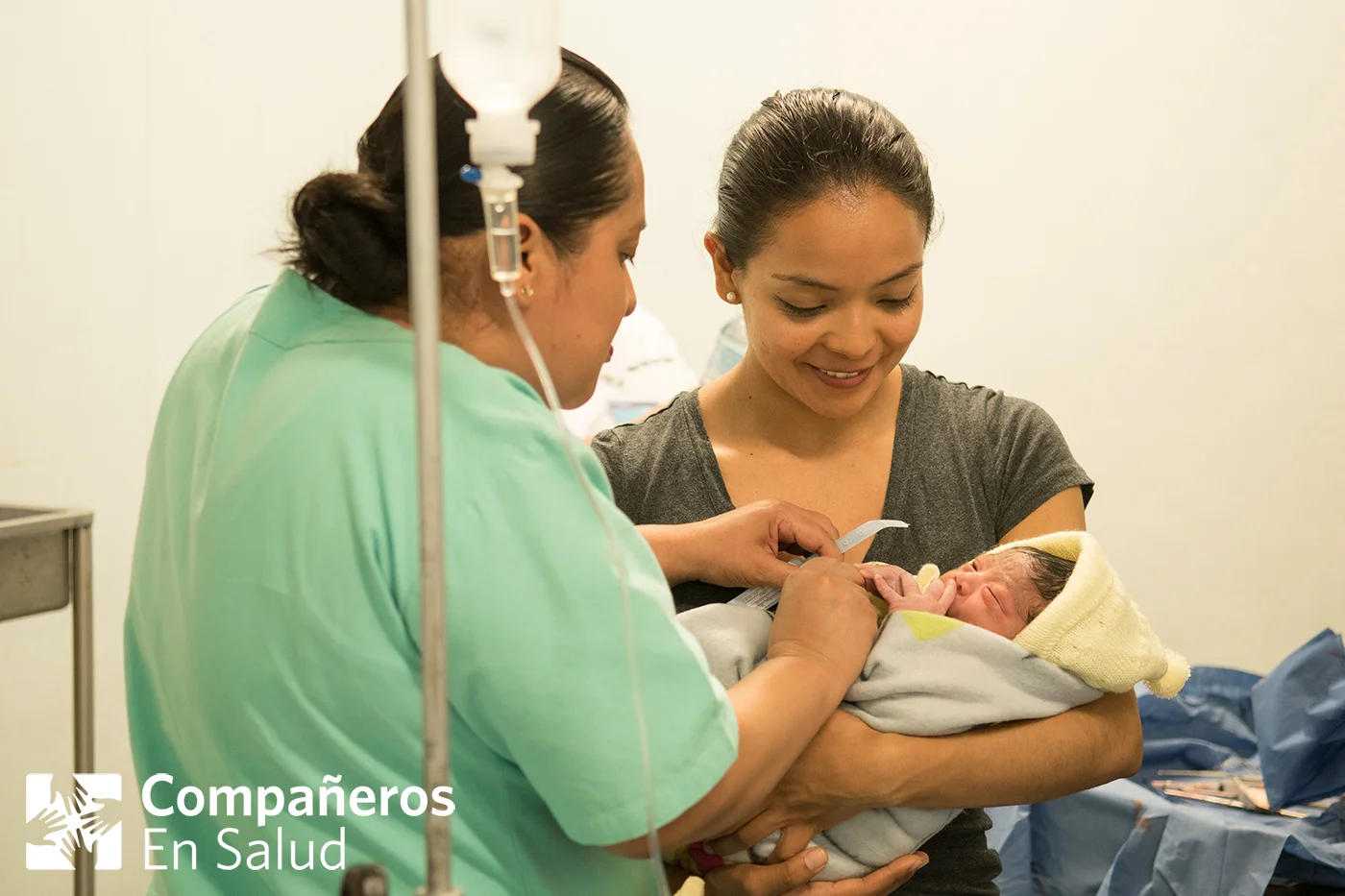 Foto: La Dra. Mariana Montaño (derecha) con el bebé recién nacido, Ángel, y la enfermera Maria Yaneth López Morales (izquierda), uno de los miembros del staff del sistema público de salud que son nuestros colegas y aliados en el Hospital Básico Comunitario Angel Albino Corzo.