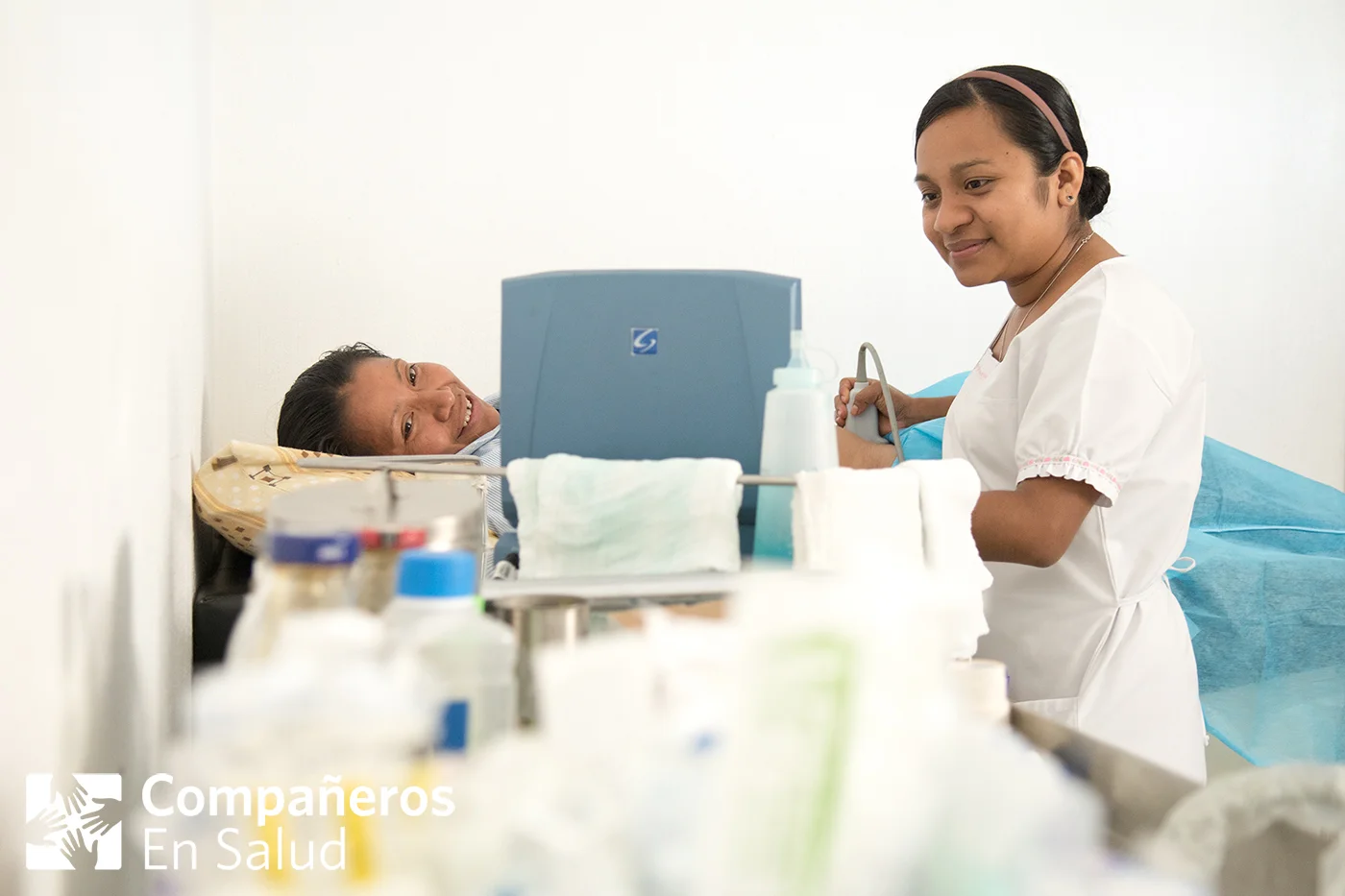 Este año, nuestro equipo de enfermeros obstetras atendió más de 400 partos y más de 2,500 consultas obstétricas junto con nuestros colegas del Hospital Básico Comunitario Ángel Albino Corzo. Este trabajo es una gran colaboración entre todos los enfermeros y médicos del hospital, los médicos que proporcionan atención perinatal en las clínicas rurales, las acompañantes que visitan mujeres y recién nacidos durante el embarazo y después del parto, y las parteras tradicionales que también son parte de este esfuerzo para brindar una atención digna y de calidad. Gracias por el apoyo de todos ustedes. Foto: La enfermera y supervisora clínica de Compañeros En Salud, Fabiola Ortiz, EEP, atiende a la paciente Blanca en la Casa Materna del Hospital Básico Comunitario Ángel Albino Corzo.