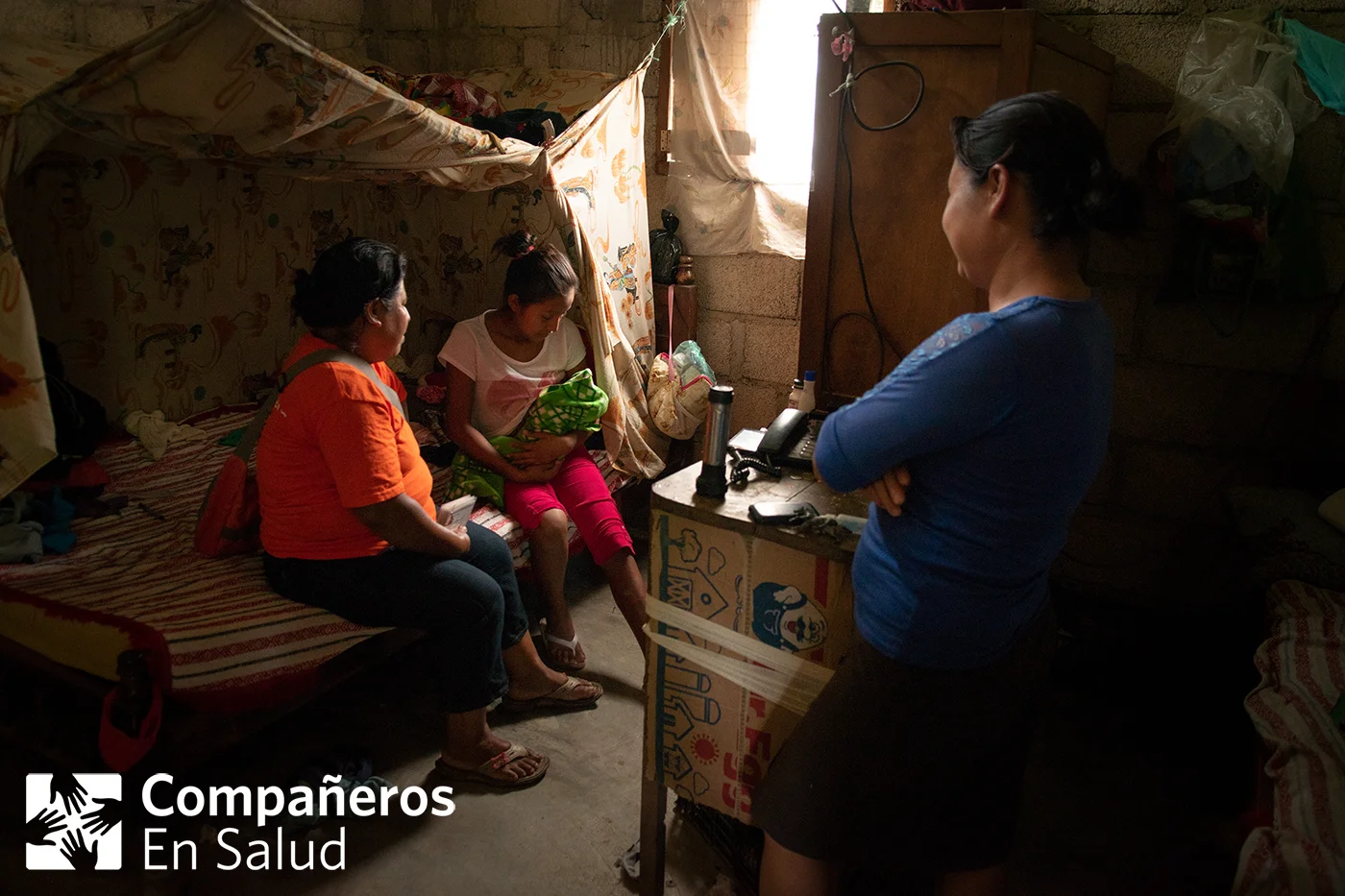 Nuestras acompañantes de salud materna reciben capacitación para ayudar a diseminar información a las pacientes en temas desde la lactancia materna (para disminuir las enfermedades infantiles y la mortalidad infantil, y mejorar la nutrición) hasta la planificación familiar (para disminuir embarazos poco espaciados y alta paridad, los cuales son asociados a morbilidad y mortalidad maternas). Nuestro equipo ayuda a conectar las prioridades de La Organización Mundial de la Salud (OMS) con los esfuerzos en el terreno para impactar las vidas y mejorar la salud de familias en comunidades marginadas. Foto: La acompañantes Eloina Morales Ortiz visita a Lydia y su hija recién nacida mientras la acompañantes en formación Dalia Esther Roblero Bartolón observa.