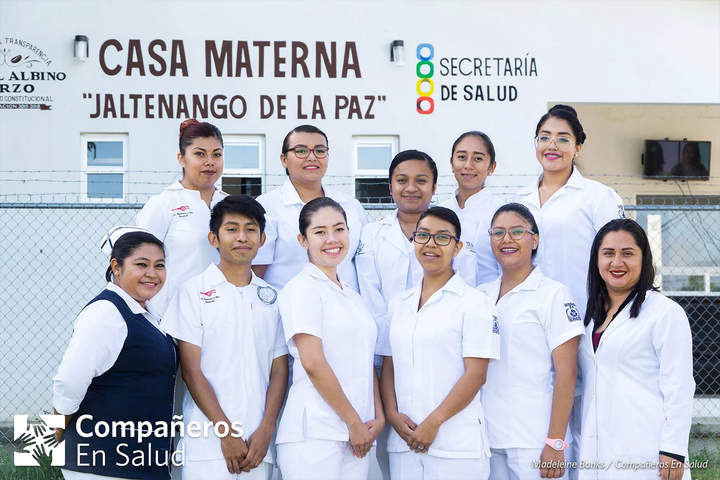 Este agosto, dimos la bienvenida a la 3ra generación de pasantes de la licenciatura de enfermería y obstetricia que empiezan su año de servicio social con Compañeros En Salud. Estamos orgullosos de contar con ellos para fortalecer el servicio de obstetricia que se brinda en la Casa Materna y en el Hospital Básico Comunitario Ángel Albino Corzo. Gracias a la colaboración con el hospital, podemos brindar una atención segura, respetuosa y de calidad. En la fila superior, de izquierda a derecha: Ittzell Merari Portillo Nuñez, Hilda Maria Vivanco Robles, Fabiola Ortiz (supervisora clínica), Melania Muñoz Ramírez (enfermera general), Alma Nayelli Hernández Martínez En la fila inferior, de izquierda a derecha: Jazmín Gómez Aguilar (jefa de enfermería), Oscar Mejía Hernández, Edith Jazmin Rojas Bautista, Alhelí Susana Sánchez Bello, Daniela Carrasco Chávez y la Dra. Dania Citlali Molina Palacios (directora del Hospital Básico Comunitario Ángel Albino Corzo)