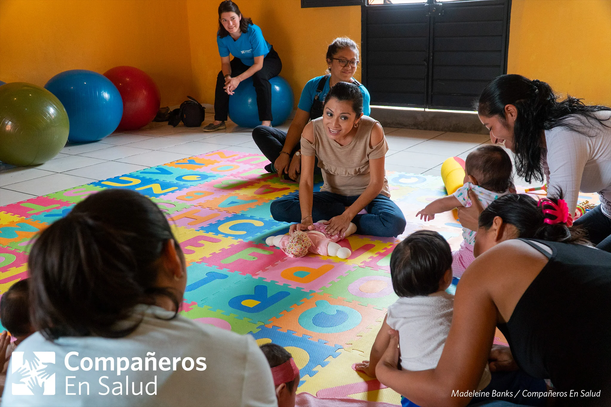 Luisa Fernanda Estrella Maza, experta en estimulación temprana y desarrollo infantil, trabajó con Compañeros En Salud para dar un curso para las acompañantes encargadas de los programas de salud infantil en sus comunidades.
