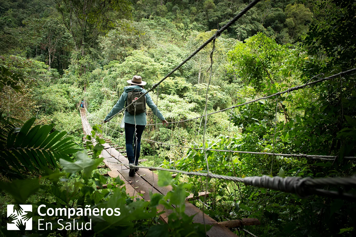 Foto: Daniela Santos, estudiante de medicina, cruza un puente con sus compañeros para seguir a la próxima comunidad en donde realizarían encuestas de salud.