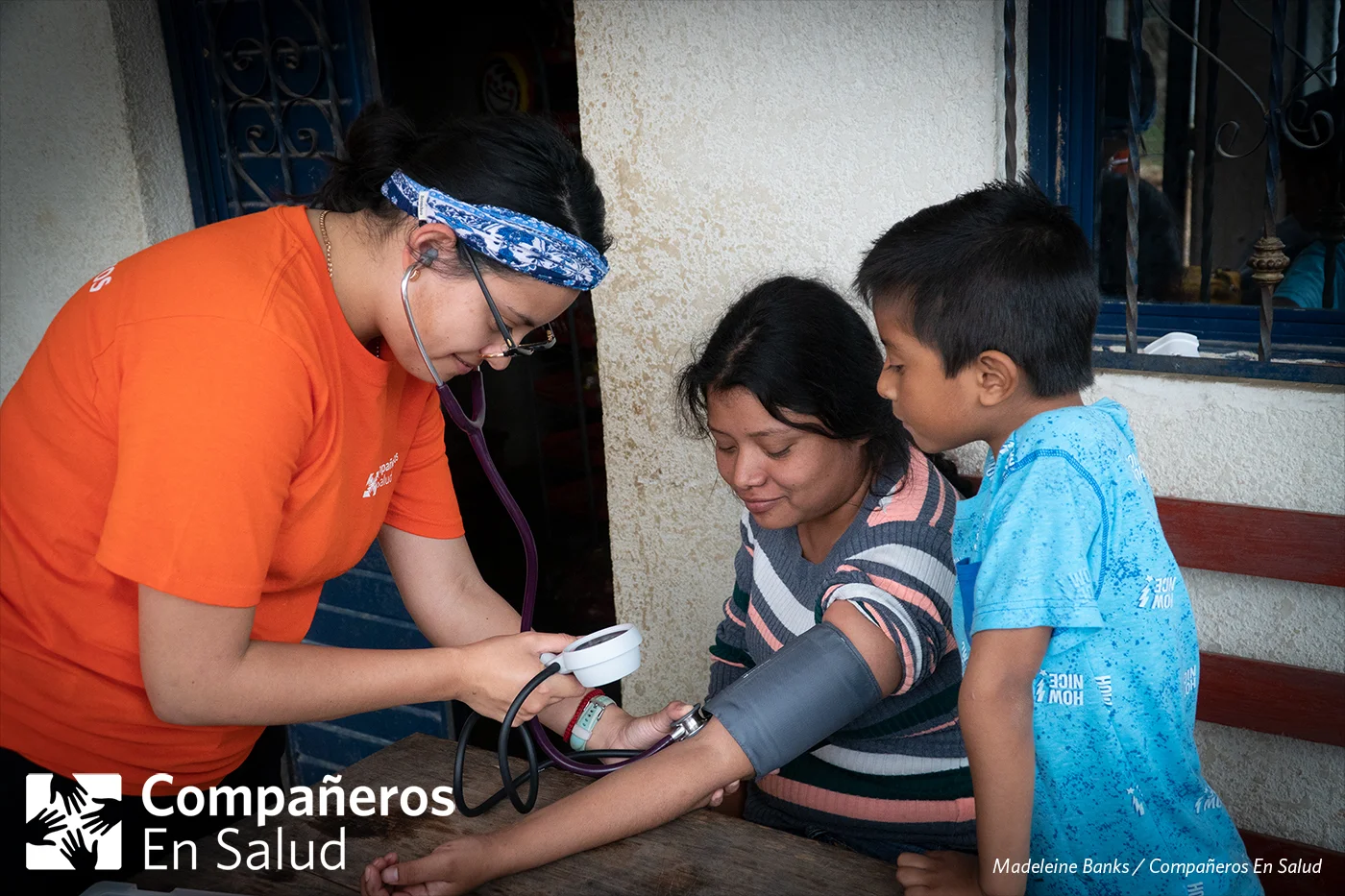 De acuerdo con los estándares de la OMS, hacemos preguntas, tomamos los signos vitales y hacemos pruebas para determinar el riesgo de cada persona para ciertas enfermedades. Foto: Judit Barrera, estudiante de medicina, toma la presión a Doña Adelina en su casa.