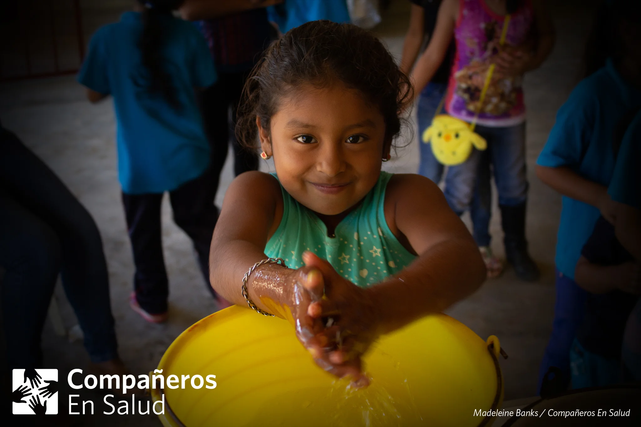 Cada año, hay cerca de 1.700 millones de casos de enfermedades diarréicas infantiles; a nivel mundial, es una de las 3 principales causas de muerte en niños menores de cinco años. Afortunadamente, en Chiapas, en la última década, se ha visto una disminución de más del 40% en la tasa de mortalidad de niños menores de cinco años debido a enfermedad diarréica. Aun así, la tasa sigue siendo casi 3 veces la tasa nacional. Voluntarios de Compañeros En Salud fueron parte de un equipo colaborativo de varias organizaciones que realizaron una Feria de la Salud, un evento anual para los niños de Jaltenango de la Paz donde se encuentra nuestra oficina central. Este año, el equipo enseñó a 150 estudiantes sobre temas de higiene, parásitos, suero e hidratación para ayudar en la prevención y tratamiento de enfermedades diarréicas. Foto: En la Feria de la Salud, los voluntarios de Compañeros En Salud realizaron un taller de cómo lavarse las manos y la comida, de una manera higiénica, para evitar los parásitos. Leer más