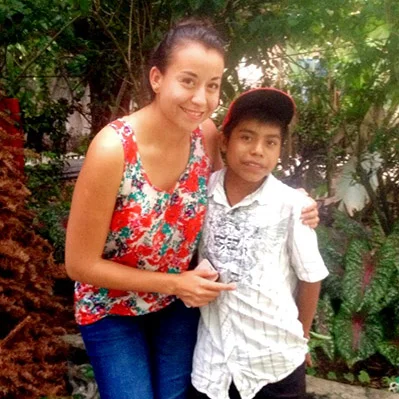 La Dra. Azucena Espinosa (izquierda) era una pasante en CES que trabajaba en Laguna del Cofre cuando diagnosticó a Meynor (derecha) con linfoma de Hodgkin , el cual ahora se encuentra en remisión gracias al cuidado del equipo.