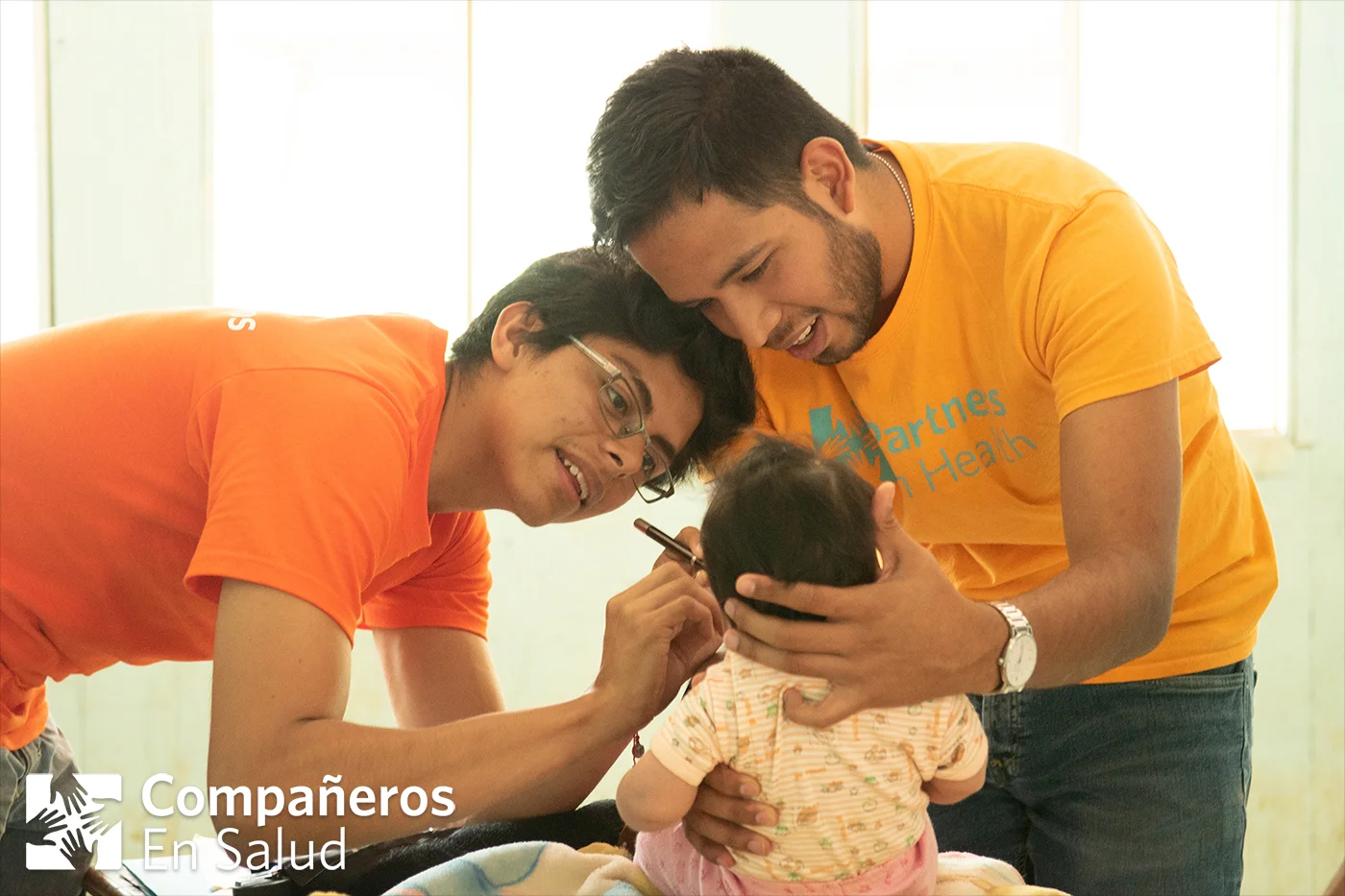 El Dr. Argel Martínez (derecha) acompaña al Dr. José Luis Graciliano García (pasante de medicina a quien supervisa) durante una consulta médica con una bebé en la comunidad rural de Villa Morelos, Chiapas.