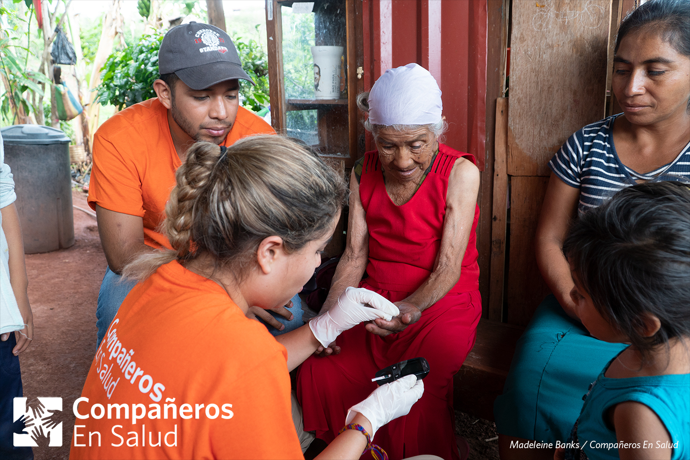 Foto: Gala Limón Saldivar, estudiante de medicina, mide el nivel de glucosa de doña Luisa mientras su hija Rosalinda, su nieta Kenia, y el supervisor clínico de Compañeros En Salud, Argel Martinez, observan.