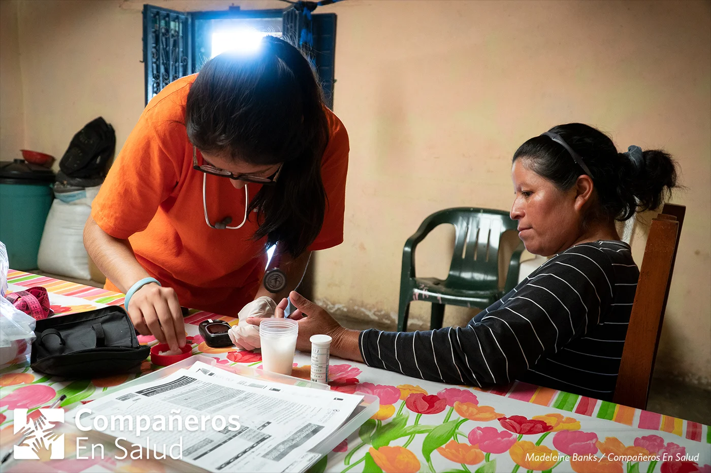 Las personas que hayan presentado ciertos riesgos, se someten después a pruebas confirmatorias. Luego, si sus resultados lo indican, nuestro equipo les remite a nuestro médico de la clínica comunitaria. Foto: Karen Gabriel López Salinas, estudiante de medicina, mide el nivel de glucosa de doña Geronima.