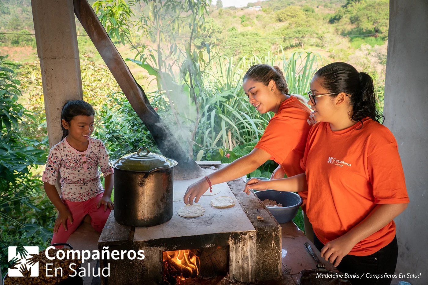Foto: Fanny supervisa a Gala Limón Saldivar y Karen Yunuen mientras practican.