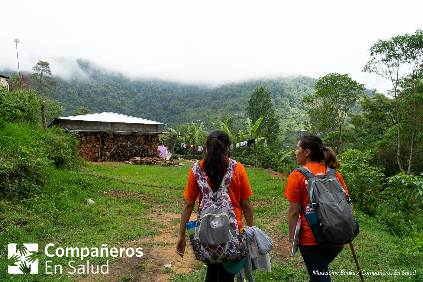 Dos equipos pasan varios días en las comunidades durante esta experiencia de inmersión, caminando de puerta en puerta para visitar a cada hogar. Foto: Karen Gabriel López Salinas y Abril, estudiantes de medicina, se acercan a una casa para realizar encuestas de salud.
