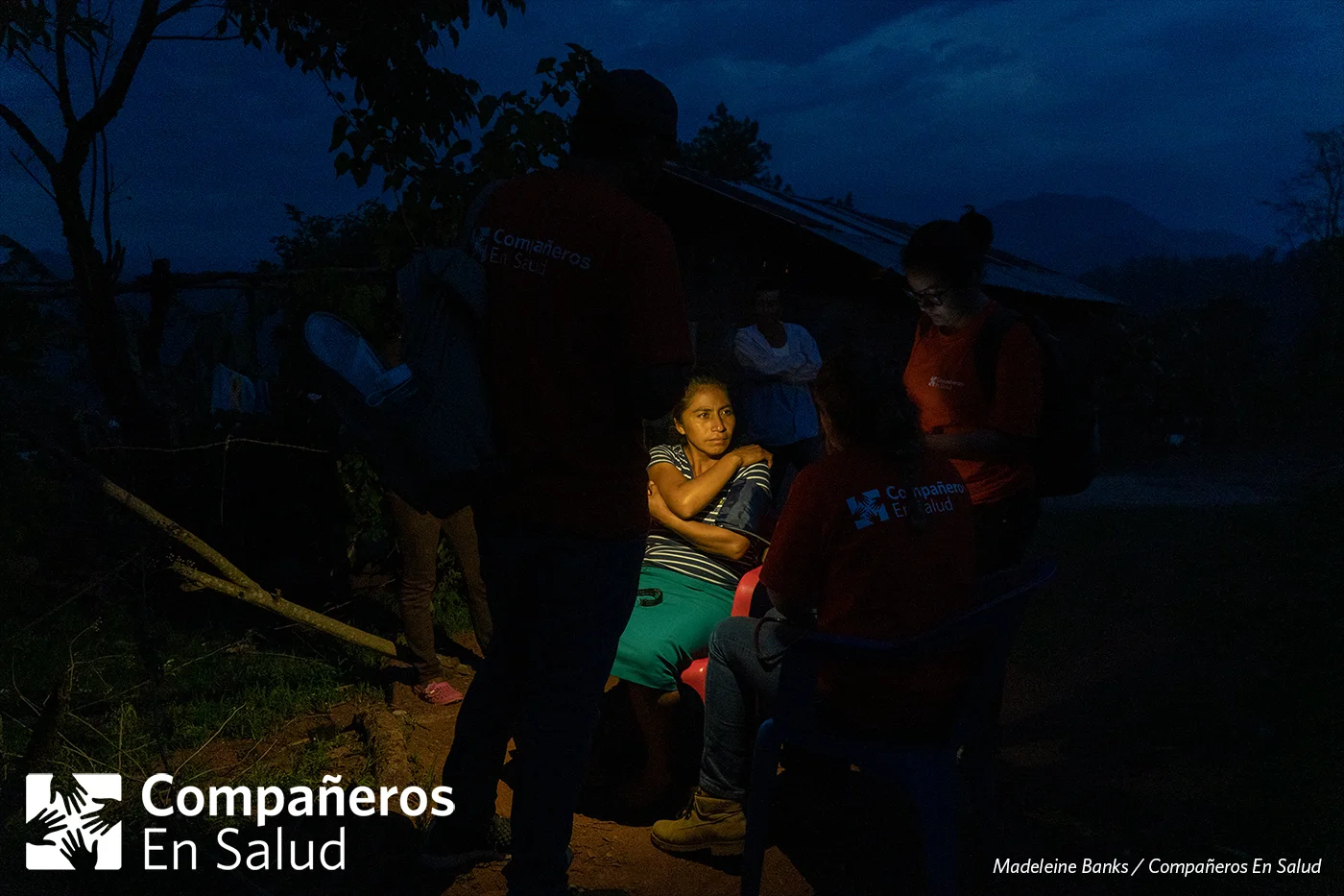 Se quedan hasta que le hayan realizado encuestas para cada miembro de la familia. Foto: Karen Yunuen y Gala Limón Saldivar, estudiantes de medicina, toma la presión a doña Rosalinda fuera de su casa durante las encuestas de salud.