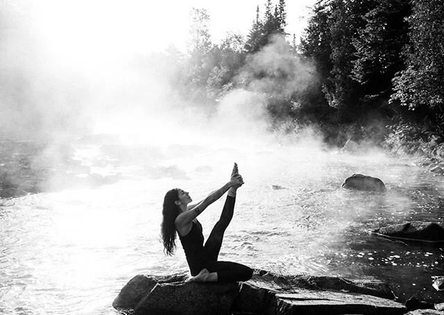 Lundi - Mercredi - Vendredi 
16:30 sur Zoom, cours vinyasa interm&eacute;diaire 60 minutes sur donation. Je maintiendrai cet horaire aussi longtemps que durera le confinement. Les cours peuvent &ecirc;tre enregistr&eacute; et envoy&eacute; sur demand