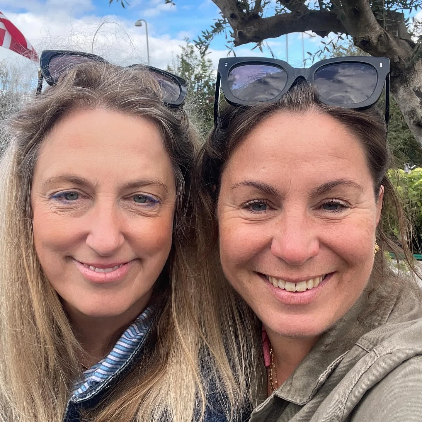 This Sunday, it was finally time to celebrate my best friend, and I, together with her two childhood friends, was invited on a trip to Drag&oslash;r for lunch.💫

On the way, we stopped at a flower and vegetable market and enjoyed a proper Swedish fi