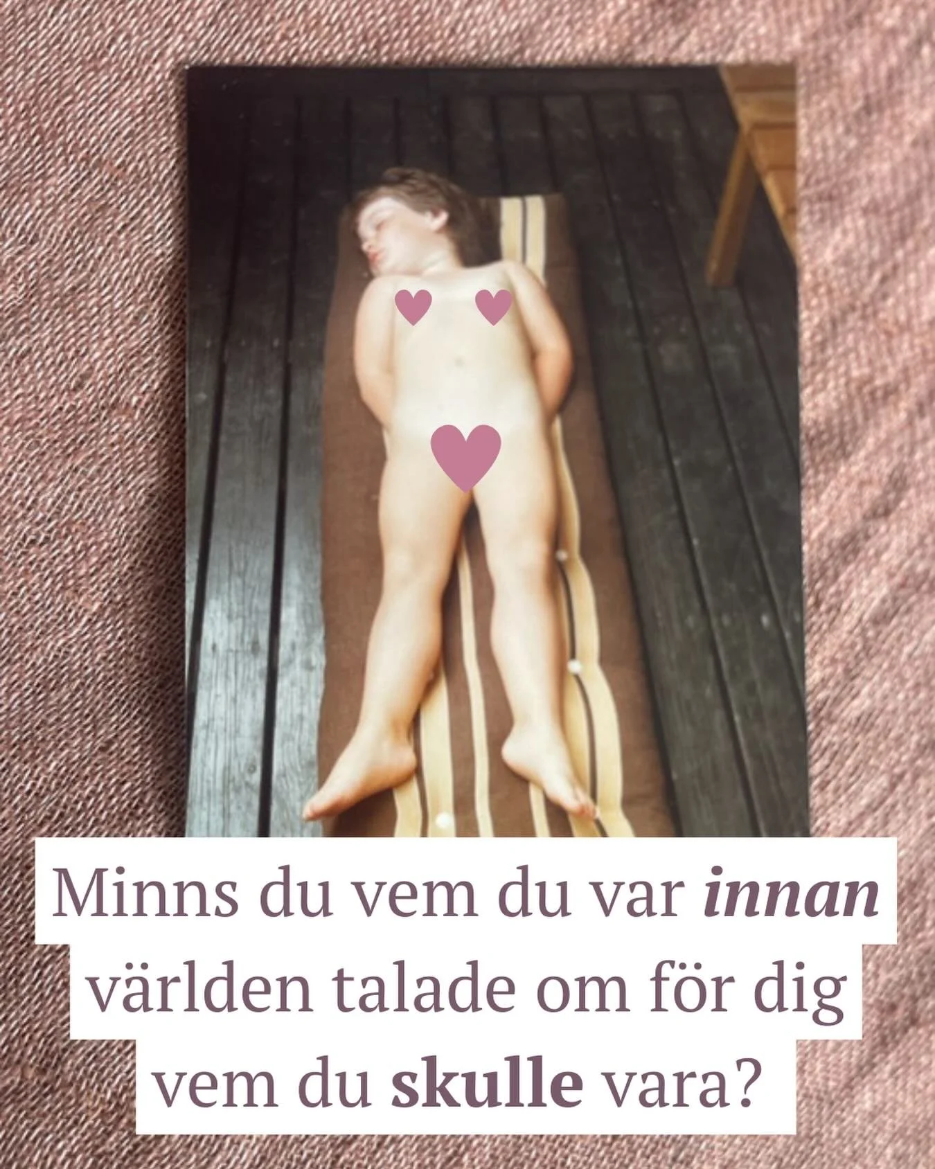Minns du vem du var innan v&auml;rlden talade om f&ouml;r dig vem du skulle vara?🥹

N&auml;r jag f&ouml;r en tid sedan hittade den h&auml;r bilden av mig som liten, d&auml;r jag ligger och sover middag p&aring; en varm sommardag, t&auml;nkte jag dir