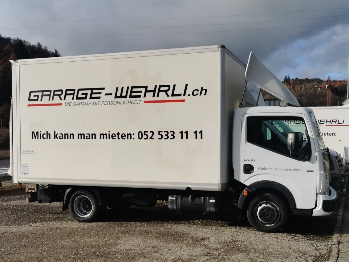 Renault Maxity 2 Truck- ideal für Umzüge - 3 Sitzplätze - Innenmasse: Länge: ca. 405 cm, Breite: ca. 205 cm,   Höhe: ca. 235 cm - Hebebühne 800 kg Hubkraft - 100 km frei, 1.- Fr pro weiterer km - kilometerfrei: 250.- Franken - fahrbar mit dem Autoführerschein,   handgeschaltet - Anhängerkupplung: 3.5 tCHF 190.- pro Tag*