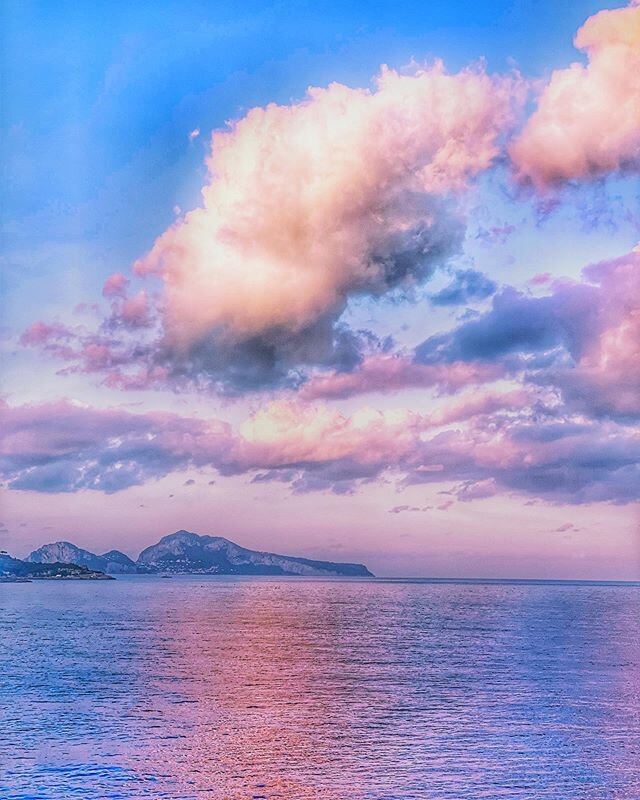 ✌️Sliding back into the &lsquo;gram via the land of cotton candy sunrises ☁️ 💕💖☁️
.
.
.
.
.
I&rsquo;ve needed a soft fluffy cloud (re)entry after last year&rsquo;s losses and challenges. 2020 will have its own, I know already. But there&rsquo;s nev