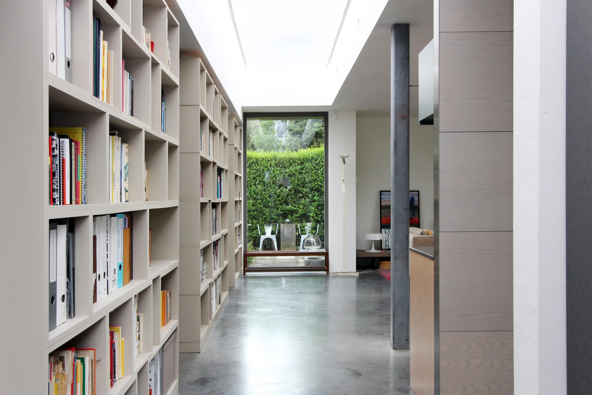  a ten meters long book shelfe system 