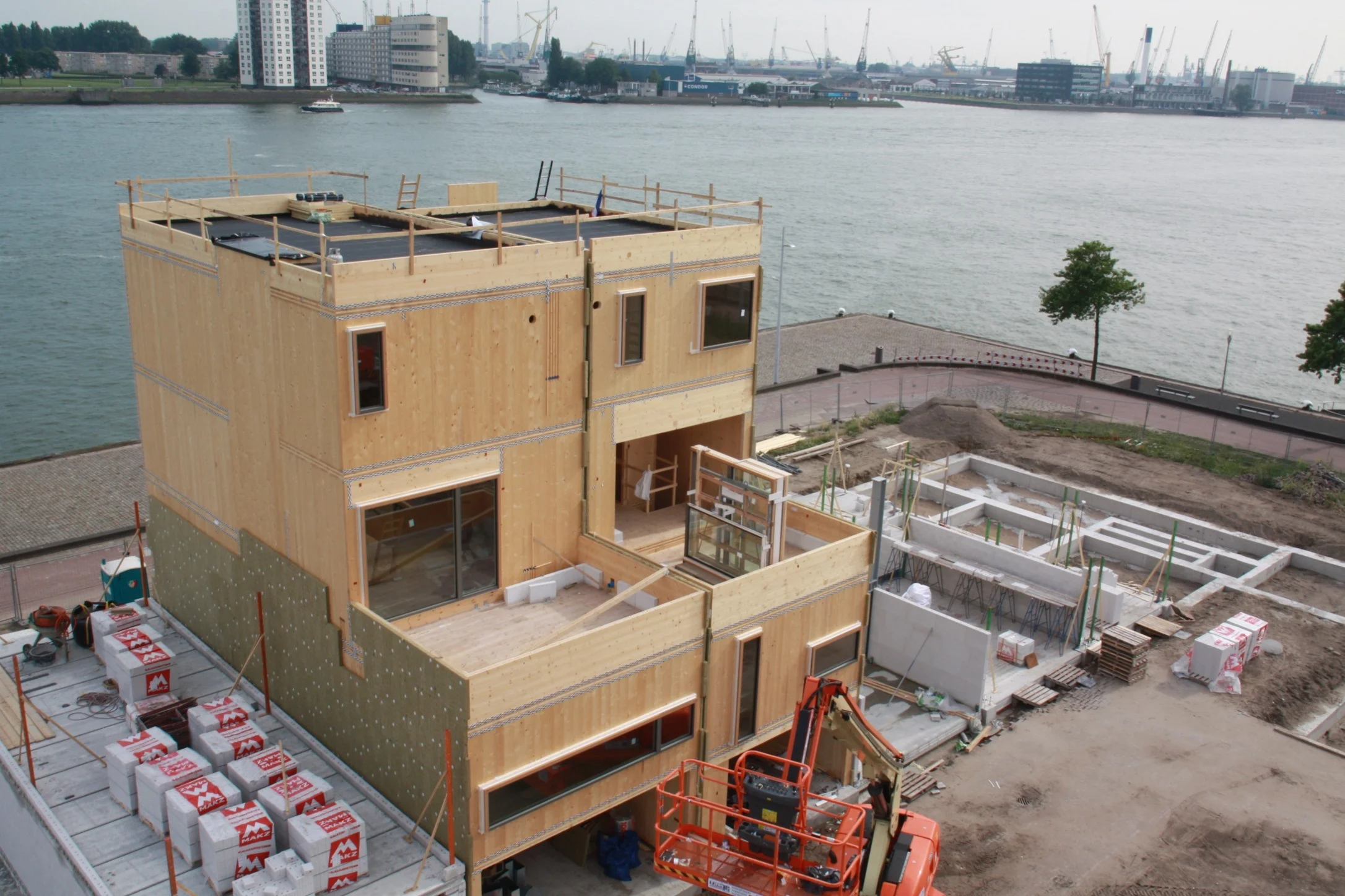 CONSTRUCTIE UIT KRUISLAAGS HOUT (KLH JM CONCEPTEN) / CONSTRUCTION IN CROSS LAMINATED TIMBER 
