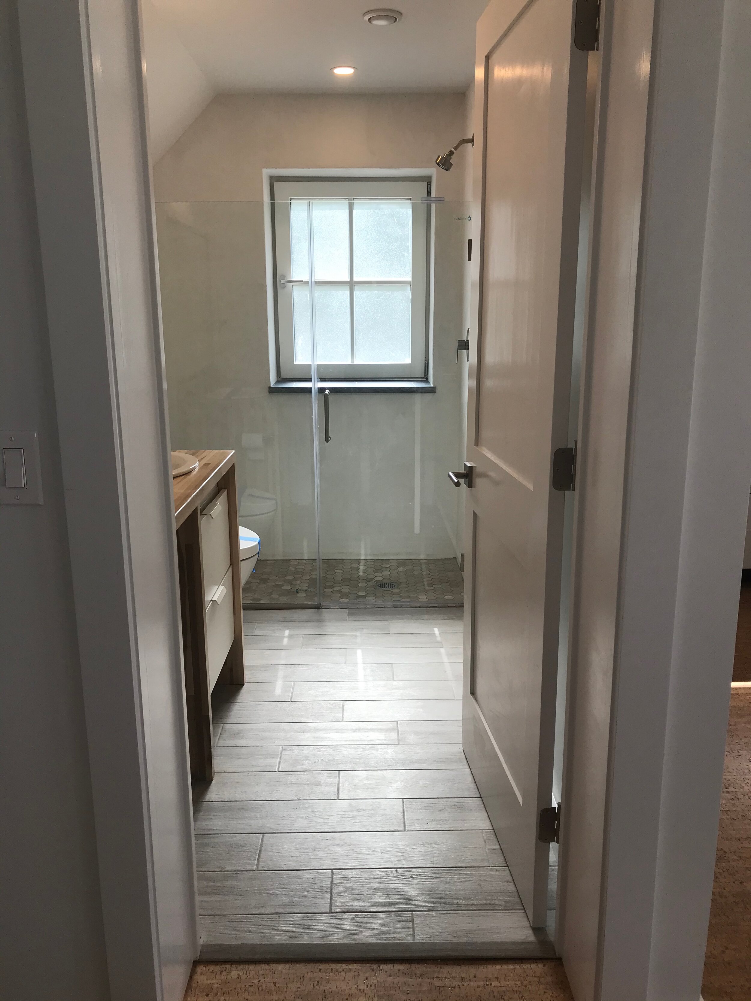 Second floor bathroom (2 &amp; 3 bedroom units)