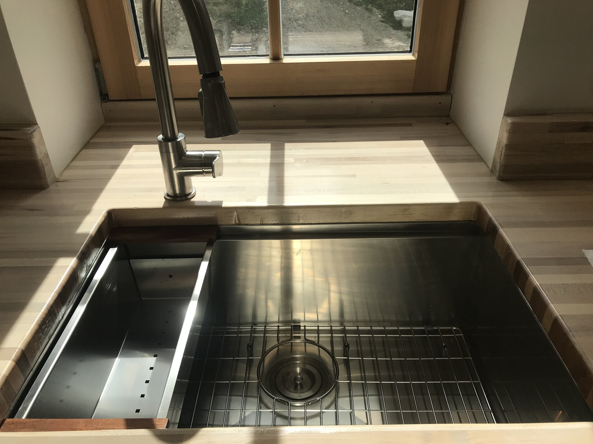 Kitchen sink details (available in all units)