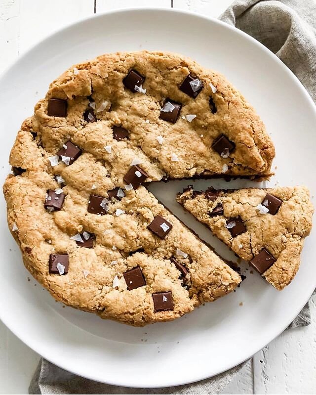 Posted this exactly one year ago today! And then 2 days later I had a 👶!! 😍😆 This one-bowl chocolate chunk cookie cake is so easy, 7 ingredients, gluten-free, and perfect for valentines 🙌💓 recipe on the blog