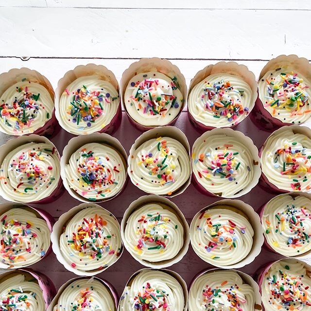 Funfetti cupcakes with cream cheese buttercream and sprinkles for a special baby&rsquo;s first birthday!! 🧁💗 Feeling extra grateful this weekend celebrating our girl turning one with family + friends. 🥰 happy valentines weekend #firstbirthdayparty